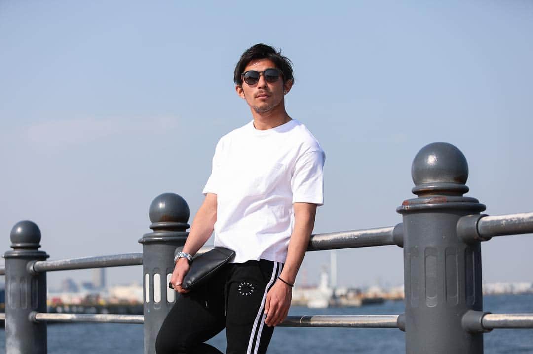 松浦拓弥のインスタグラム：「RSPCTから春作発売開始です☆ ユニセックスデザインになってます！ ＠respect_apparel_official ● Big Silhouette Pocket Tee ¥4,000 今季旬なオーバーサイズTシャツ！ ディテールは袖の丈感や身幅のバランスなどにこだわり、フロントのポケットをアクセントに、バックはロゴをさりげなく同色でプリントすることでより印象的な一枚に仕上げました。 - ●Line Sweat Jogger Pants ¥6,000 大人気スウェットジョガーパンツシリーズにラインアクセントが入り新発売！ 履き心地抜群のストレッチ感と洗練されたタイトシルエットで私服でもスポーツ時にも使いこなせる優れもの。 また、ご要望を沢山頂き、今作はXLサイズも追加で入荷致しました！#リスペクト#respect #赤レンガ倉庫 #かっこつける#横浜」