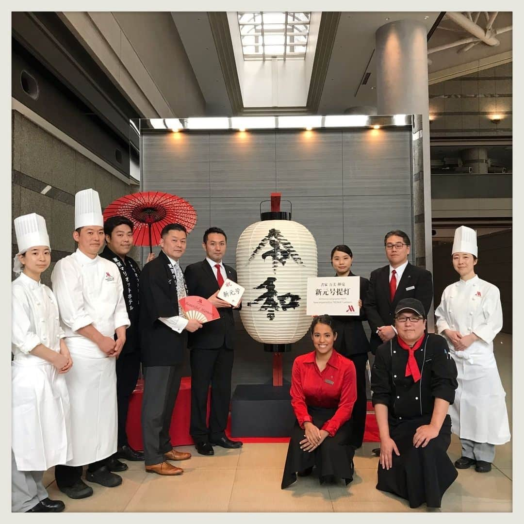 東京マリオットホテルさんのインスタグラム写真 - (東京マリオットホテルInstagram)「From today to the end of May, the big Japanese lantern which is written the new imperial era "#REIWA" is exhibited at the entrance of Tokyo Marriott Hotel. Have a look and feel free to take photos this big lantern with you😉  本日より5月31日（金）まで東京マリオットホテル エントランスにて、新元号#令和 が揮ごうされた巨大提灯を展示しております。 ご来館の記念に、提灯と一緒にお写真を撮影されてみてはいかがでしょうか？📷 この機会にぜひご覧ください。 . #tokyomarriott #東京マリオットホテル #御殿山さくらまつり #marriott #marriotthotels #travelbrilliantly #tokyotravel #traveltokyo #marriottbonvoymoments #gotenyama_trust_city_pic #東京 #元号 #御殿山トラストシティ #提灯#新元号#平成最後」4月8日 15時28分 - tokyomarriott