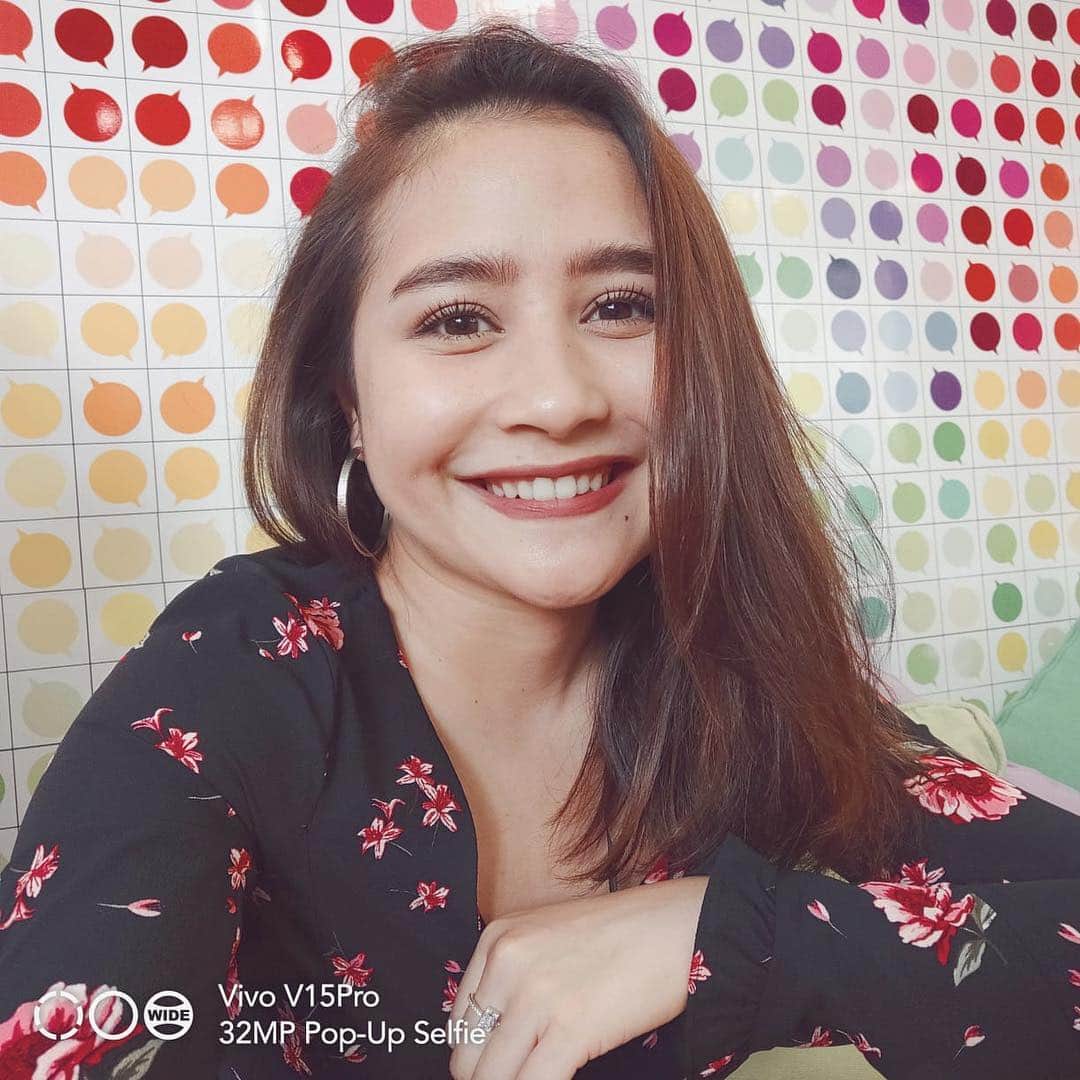 Prilly Latuconsinaさんのインスタグラム写真 - (Prilly LatuconsinaInstagram)「Can't stop to taking selfie everytime using 32MP Pop-Up Camera #VivoV15Pro the result never failed, this is what we called 'next level of slefie' 😍😍😍 #ShotOnVivo」4月8日 15時30分 - prillylatuconsina96
