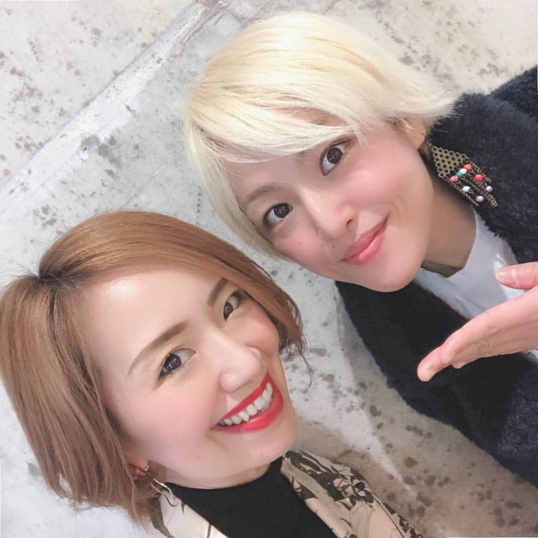 貴千碧さんのインスタグラム写真 - (貴千碧Instagram)「思い出のアルバムを1ページずつめくっていくように…最近懐かしい方々と再会する機会に恵まれ、ほんの短い時間ながらもお茶やランチを楽しんでおります🍰✨ 本日ご紹介させていただくのは…  #五十鈴ココ さん✨☺️ 私がたまたまお知り合いの方の舞台を観に行った時に出演されていて「実は観てました😆」とご連絡させて頂いたのがきっかけです😊✨ 在団中から#スーパーシンガー ✨ 独自の#世界観#インスピレーション を持ってらして本当にお声が心地よい素敵な#アーティスト さんです✨ 五十鈴さんが退団されたぶりに再会したのにこの約10年のブランクを全く感じないトーク…本当に不思議です。 五十鈴さんのお友達の方で#俳優#城田優 さん の妹さん、#ヴィーガン #モデル の#LINA さんがコラボされているお店、新宿ルミネにある#la petitemercerie #ラプティメルスリー  の#ヴィーガンケーキ をお土産に持たせて下さいました😭👏 大行列で大人気の可愛いお店です❣️ 色んなお話をしました😊そしてまた活力を頂いて私も頑張ろう‼️と思うのでありました👊  さて‼️今日は今から京都だ👊✨ただいま関西っ😆✨」4月8日 15時39分 - ao_takachi