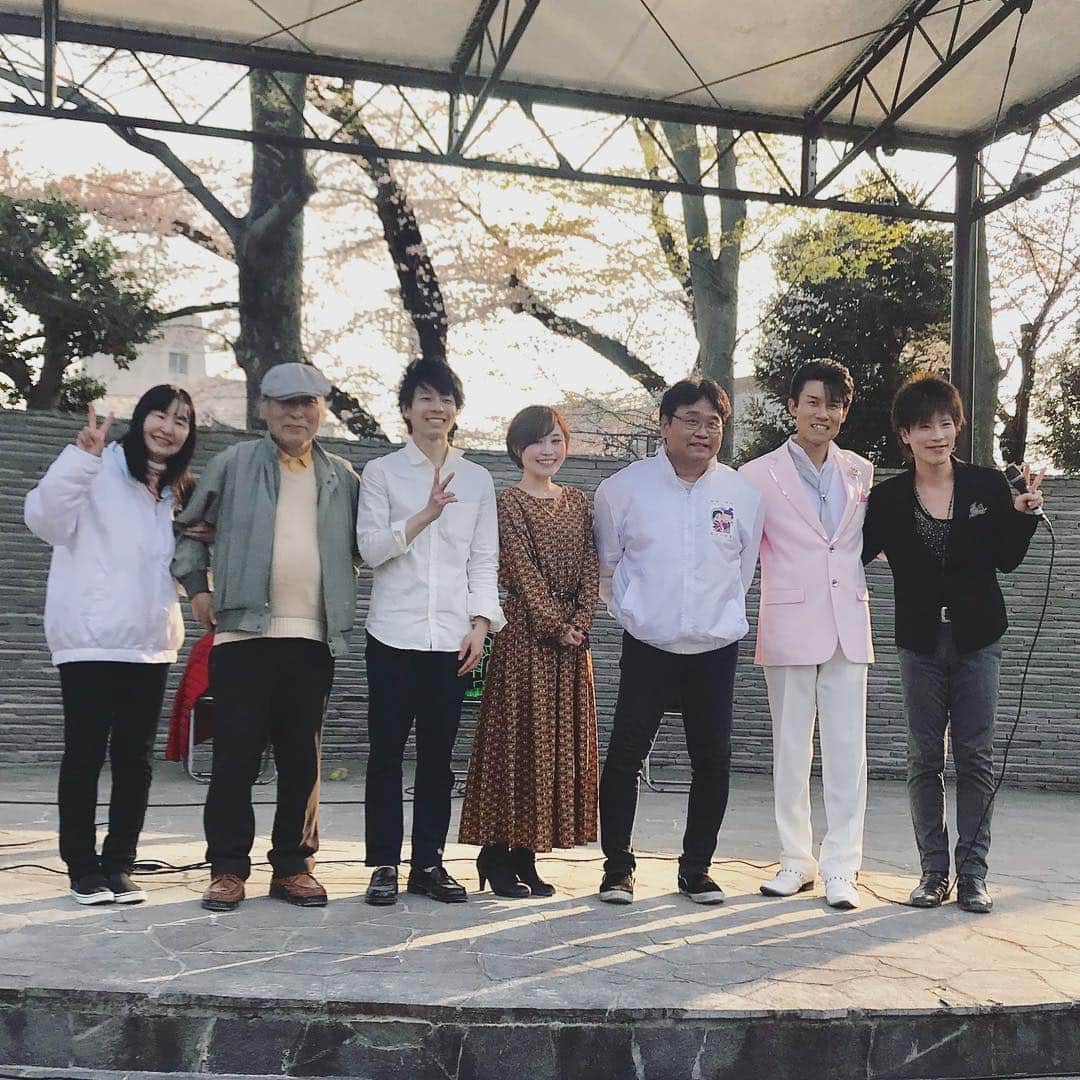 Karinさんのインスタグラム写真 - (KarinInstagram)「足利桜まつり🌸 桜の動画はスワイプして観てね✨ 鑁阿寺は桜も見頃でお天気も最高☀️楽しいお花見LIVEになりました✨急遽出演者の方々と生演奏やデュエットなどコラボレーションをしたり、アカペラ歌ったり、かなり自由度の高いステージだった✨自分なりにですが、観に来てくださる方々がどうしたら楽しんでもらえるかを考えています✨いつもイベントに呼んでいただきありがとうございます🎵そして応援に駆けつけてくれる皆さんにも感謝の気持ちで一杯です✨ #栃木 #足利 #鑁阿寺 #シンガー #シンガーソングライター #音楽 #音楽好きな人と繋がりたい  #ライブ #写真 #live #photo #music #ilovemusic #musicgram #karin #singer #singersongwriter」4月8日 15時33分 - karins_flavor
