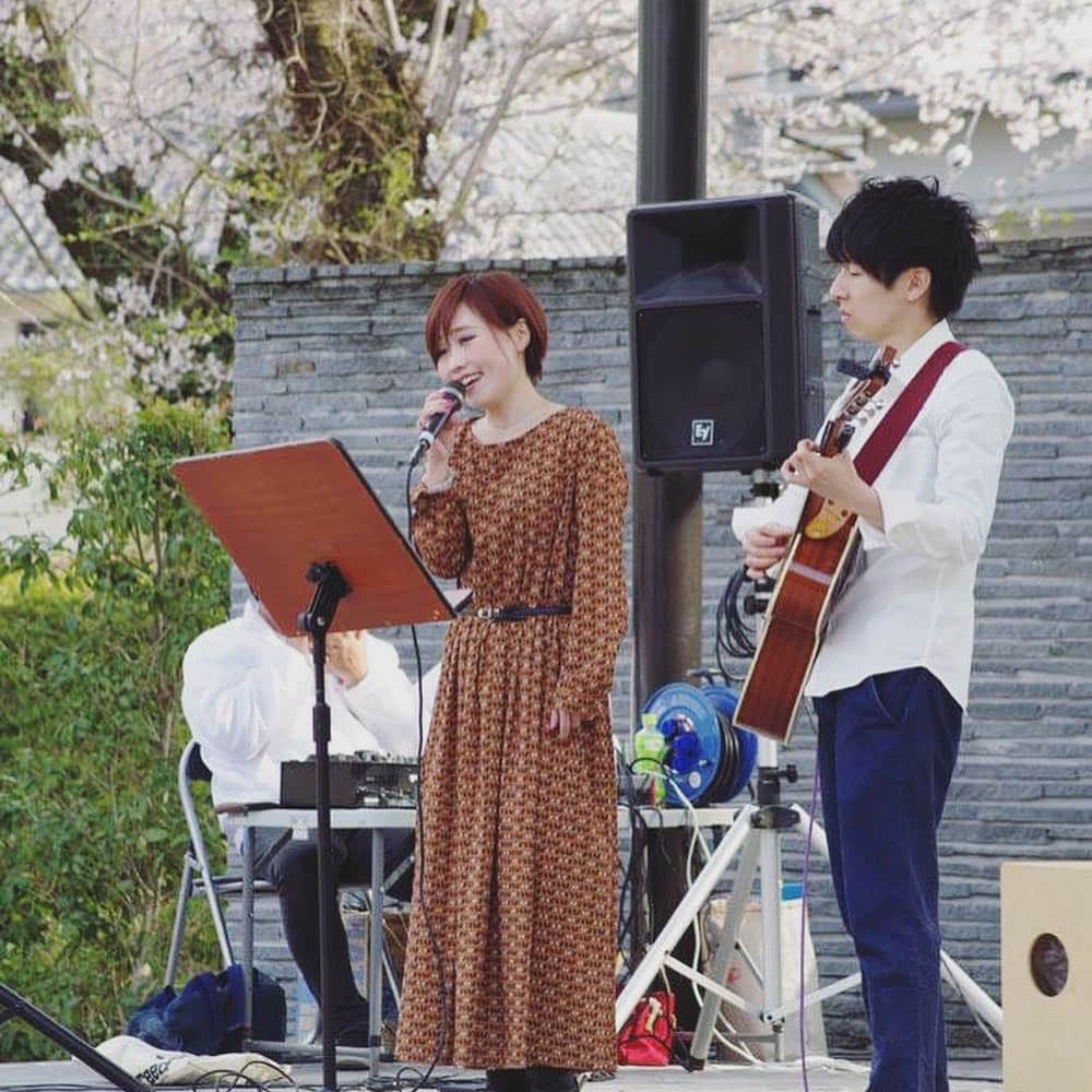 Karinさんのインスタグラム写真 - (KarinInstagram)「足利桜まつり🌸 桜の動画はスワイプして観てね✨ 鑁阿寺は桜も見頃でお天気も最高☀️楽しいお花見LIVEになりました✨急遽出演者の方々と生演奏やデュエットなどコラボレーションをしたり、アカペラ歌ったり、かなり自由度の高いステージだった✨自分なりにですが、観に来てくださる方々がどうしたら楽しんでもらえるかを考えています✨いつもイベントに呼んでいただきありがとうございます🎵そして応援に駆けつけてくれる皆さんにも感謝の気持ちで一杯です✨ #栃木 #足利 #鑁阿寺 #シンガー #シンガーソングライター #音楽 #音楽好きな人と繋がりたい  #ライブ #写真 #live #photo #music #ilovemusic #musicgram #karin #singer #singersongwriter」4月8日 15時33分 - karins_flavor