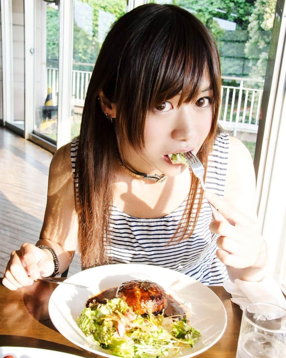 大島薫のインスタグラム：「食べてるとこずっと見てる人いるよな。あれ何。Ｉate hamburger steak. #photography #hamburger #eatgirl #eat #food #ハンバーグ #肉 #食事 #男性 #man #boy #男の娘 #女装男子 #女装 #ladyboy #shemale」