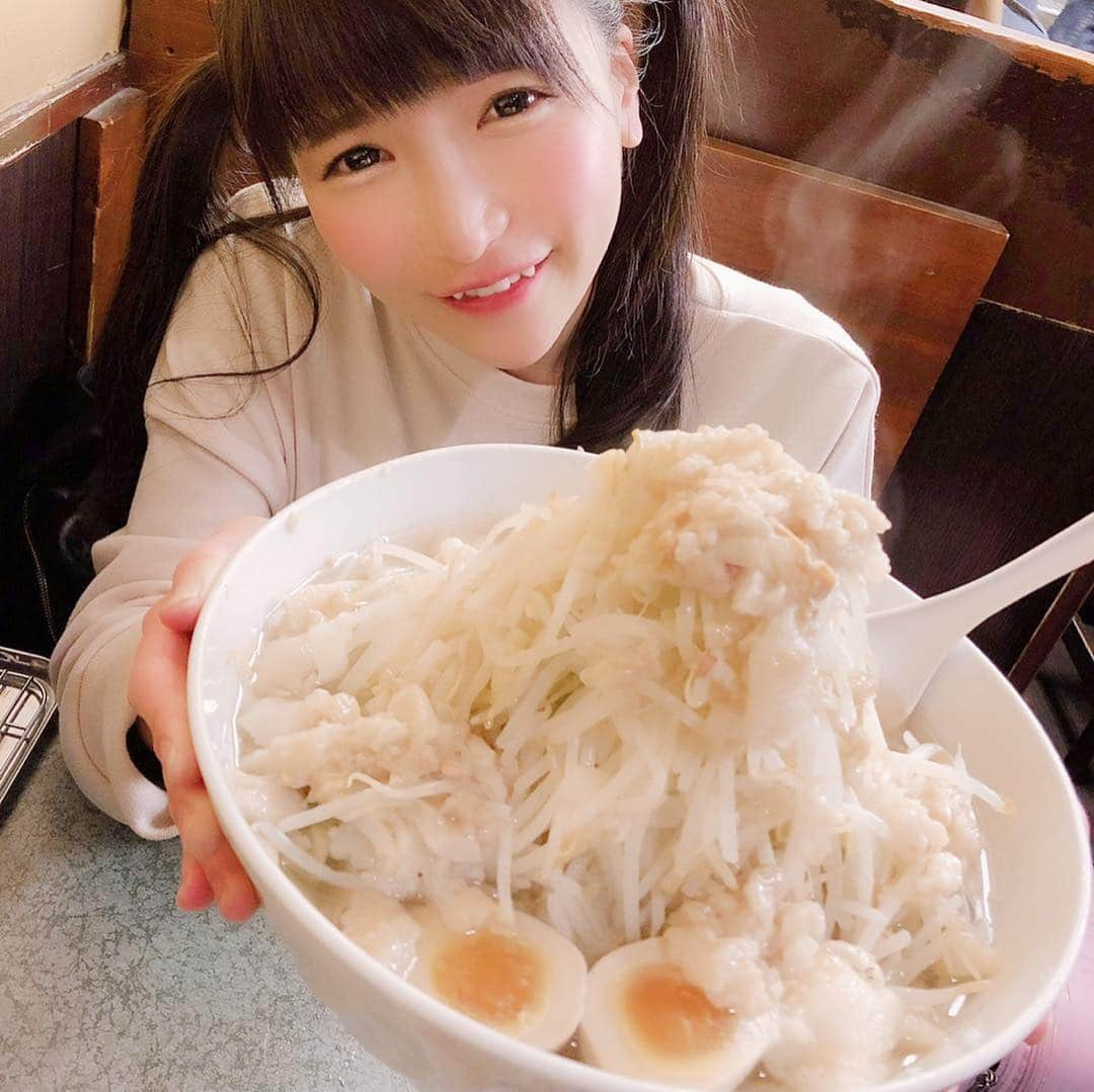 もえのあずきさんのインスタグラム写真 - (もえのあずきInstagram)「ラーメン二郎さんデート❤️ 豚ダブル大の野菜マシマシ脂マシマシ&脂カタマリ🍜💓 #ラーメン二郎#二郎系ラーメン #らーめん二郎 #野菜マシマシ #アブラマシマシ#アブラカタマリ#豚ダブル」4月8日 15時42分 - moeazukitty