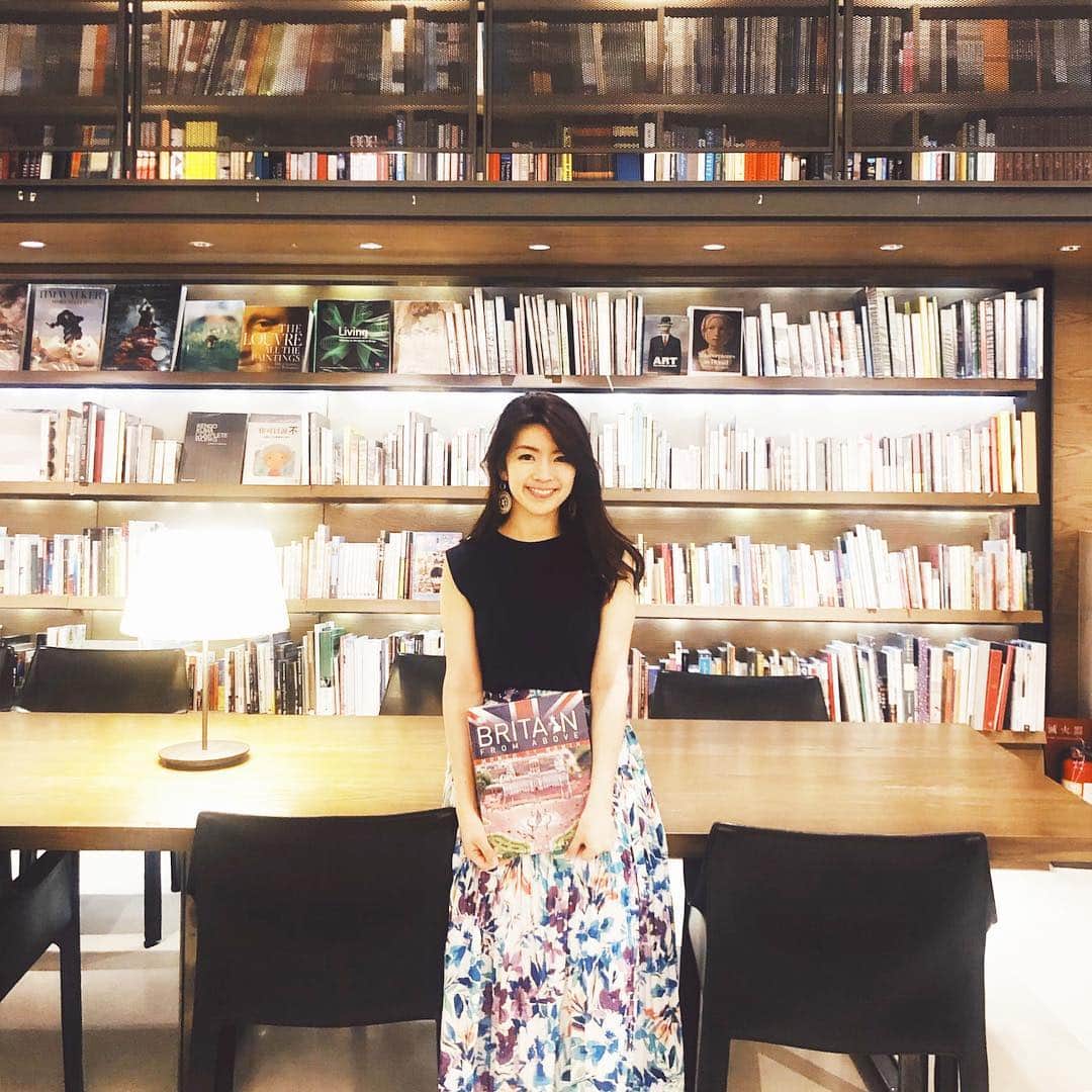 三浦マキのインスタグラム：「Weekend trip to Taipei. To be honest, Taiwan was never on my bucket list..but it became one of my fave destination!  初台湾へ。屋台が多くて火鍋とかばかりだと思ってたイメージは大きく覆され、街も綺麗で良いレストランもたくさんあるし、何より人が最高✨ 初日ですっかり台湾好きになりました❤️ * * * * #taipei#Taipei #travel #台湾#台湾旅行#台湾女子旅 #台湾旅游#旅游#eslitebookstore #eslite#bookshelf」