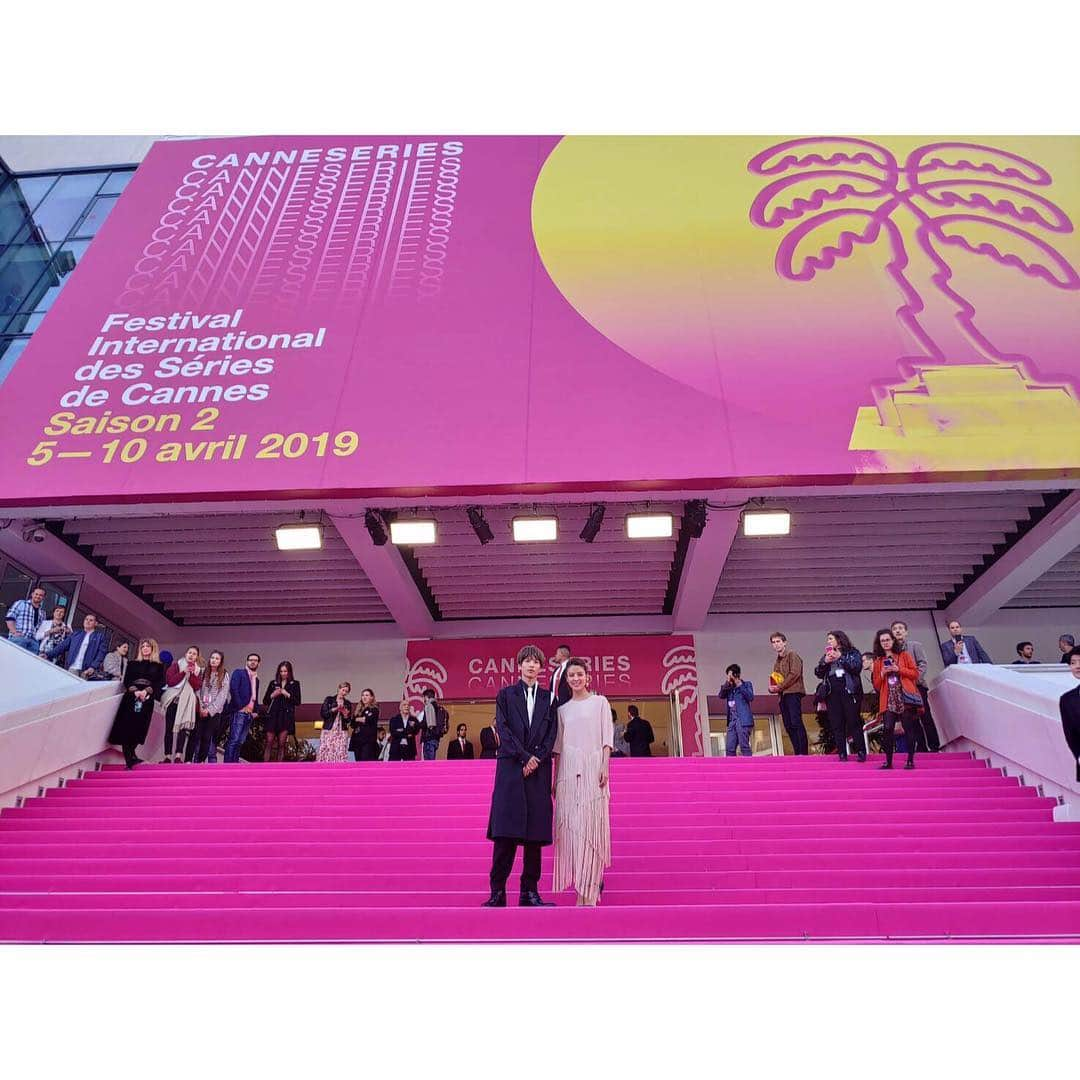 藤井美菜さんのインスタグラム写真 - (藤井美菜Instagram)「. カンヌのピンクカーペット🌷 칸 핑크 카펫🌷 Cannes pink carpet🌷 #ドラマ#潤一#世界中#たくさんの方々に#見ていただけますように#カンヌ#ピンクカーペット #드라마#쥰이치#전세게#많은분들이#봐주시면좋겠어요#칸#핑크카펫#canneseries」4月8日 16時06分 - fujii_mina_0715