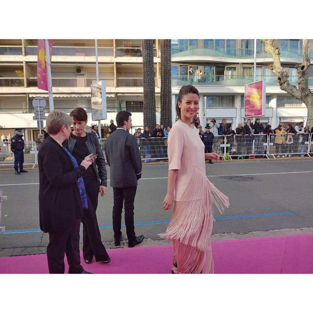 藤井美菜さんのインスタグラム写真 - (藤井美菜Instagram)「. カンヌのピンクカーペット🌷 칸 핑크 카펫🌷 Cannes pink carpet🌷 #ドラマ#潤一#世界中#たくさんの方々に#見ていただけますように#カンヌ#ピンクカーペット #드라마#쥰이치#전세게#많은분들이#봐주시면좋겠어요#칸#핑크카펫#canneseries」4月8日 16時06分 - fujii_mina_0715