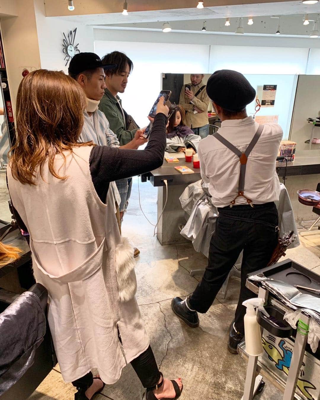 浅野宏明さんのインスタグラム写真 - (浅野宏明Instagram)「本日はサロンがお休みでしたが デザインカラーセミナーでした✨  ブリーチコントロールや オキシコントロール バレイヤージュデザイン カラーの調合 オンカラーの時の 微アルカリやアルカリの組み合わせなど  3時間ノンストップでさせていただきました。  次は4/29（月）11:00〜14:00にやりますので気になる方はDMください✨  #RISEL#RISELxoxo#渋谷#美容師#美容室#美容院#balayage #balayageombre #バレイヤージュ#ハイライト#ウィービング#ブリーチ#ハイトーン#デザインカラー」4月8日 15時59分 - hiro_vaice