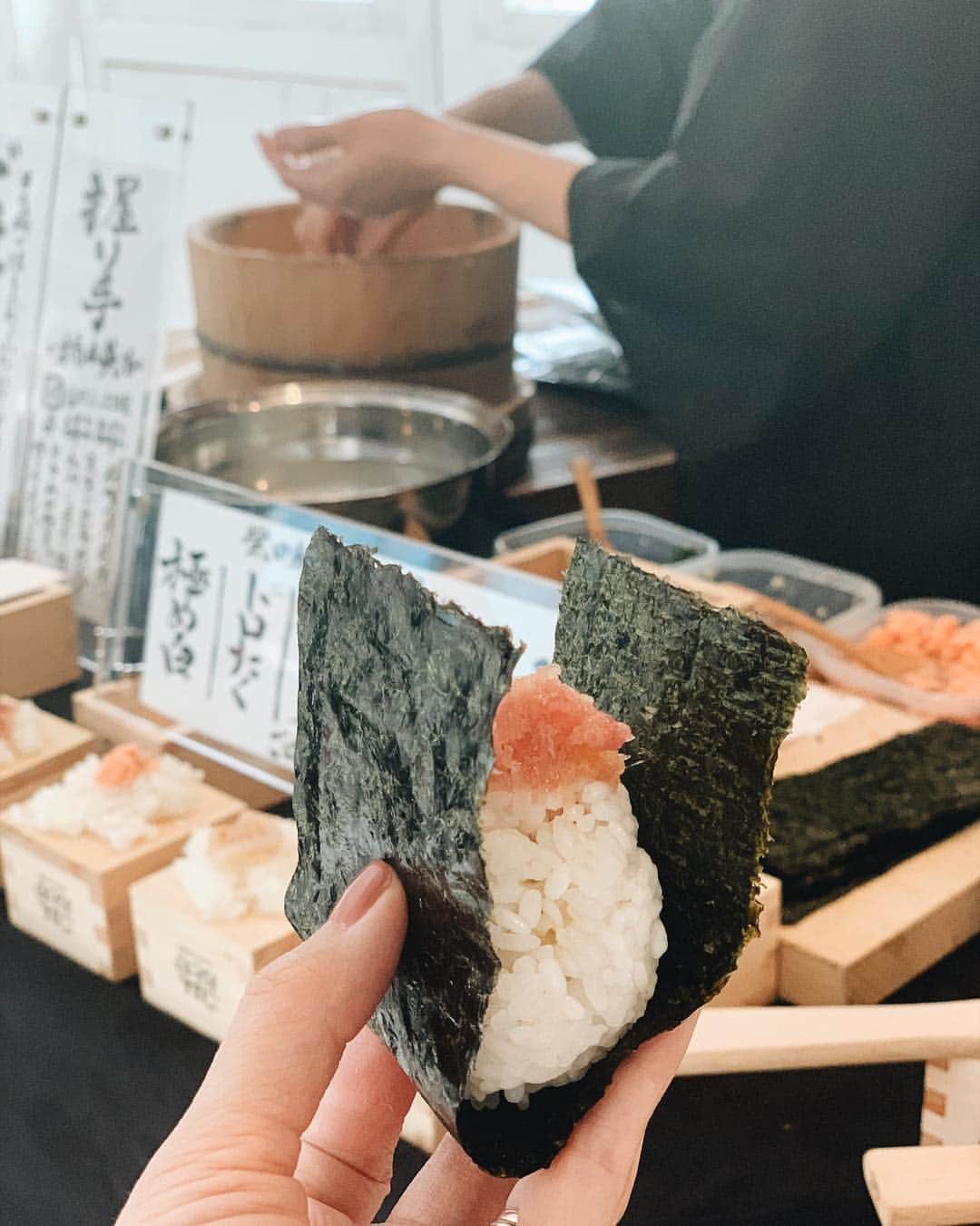 のインスタグラム：「本日のケータリング。 こんなに食べ物の写真撮ったの初めてやわ、ってくらい写真撮りまくってカメラロールいっぱいなったー！ 5個もたべてもーたがなー！  ほんっとに美味しかった。  日本人でよかった！！！！」