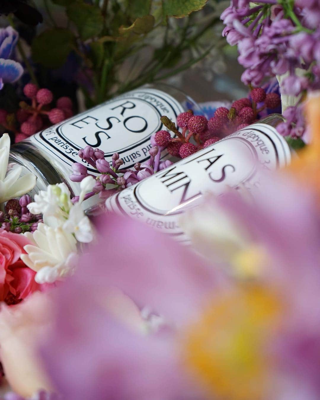 ディプティックさんのインスタグラム写真 - (ディプティックInstagram)「THE FLOWER FESTIVAL  Roses and Jasmin duo evoke a fragrant memory of the flower festival held to mark the beginning of spring in the South of France. The air in the province is filled with thousands of silk petals and vibrant corollas, all as colorful as fireworks. #diptyque #scentpairing #candles #jasmin #roses」4月8日 16時02分 - diptyque