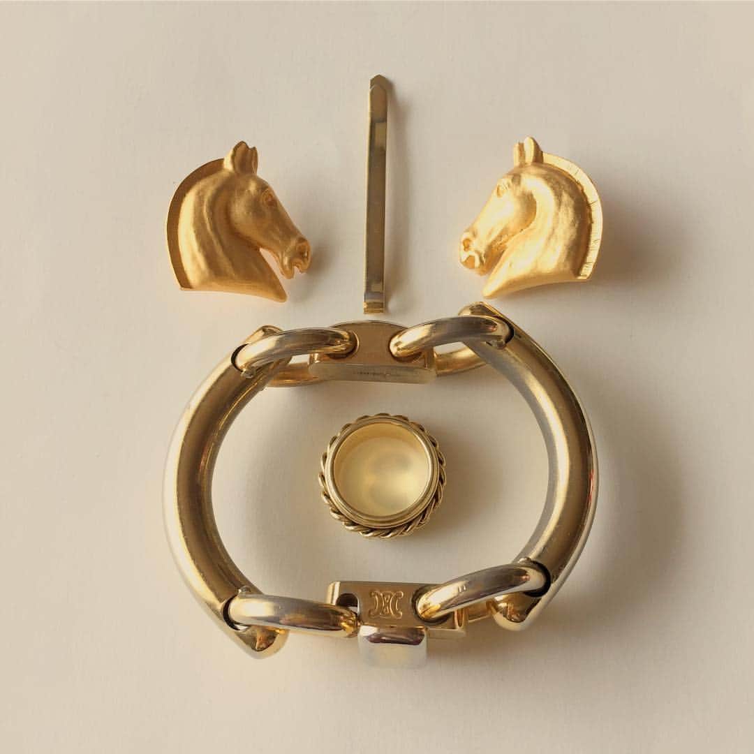 おおたうにさんのインスタグラム写真 - (おおたうにInstagram)「horse head earrings / Hermès, vintage golden hair pin / vintage golden bracelet / CELINE, vintage gold ring / PIAGET CHAUMETの展覧会で皇帝クラスの至宝を堪能しまくった結果、目の前のパスザバトンで「んまー❣️なんてお手頃価格✨」と購入したエルメスお馬さん🐴 後で気づいたけどフツーに高かった(΄◉◞౪◟◉｀) 同じくエルメスのスカーフ生地プルオーバーに合わせました。なんとなく秋っぽいかなと思っていた辛子色やこげ茶の組み合わせが、春先にも似合うとわかって嬉しい😊 #今日のアクセサリー #accessory #fashion #accessoriesoftheday #vintage #hermes #celine #piaget」4月8日 16時02分 - outa_uni