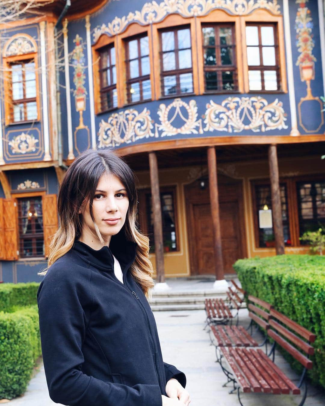 ツベタナ・ピロンコバさんのインスタグラム写真 - (ツベタナ・ピロンコバInstagram)「Our daily morning stroll took us to this beautiful place! 💙One of Plovdiv’s prides - The Ethnographic museum is truly an architectural masterpiece. ⭐️⭐️⭐️ #plovdiv #beautiful #morninginspring」4月8日 16時04分 - tpironkova