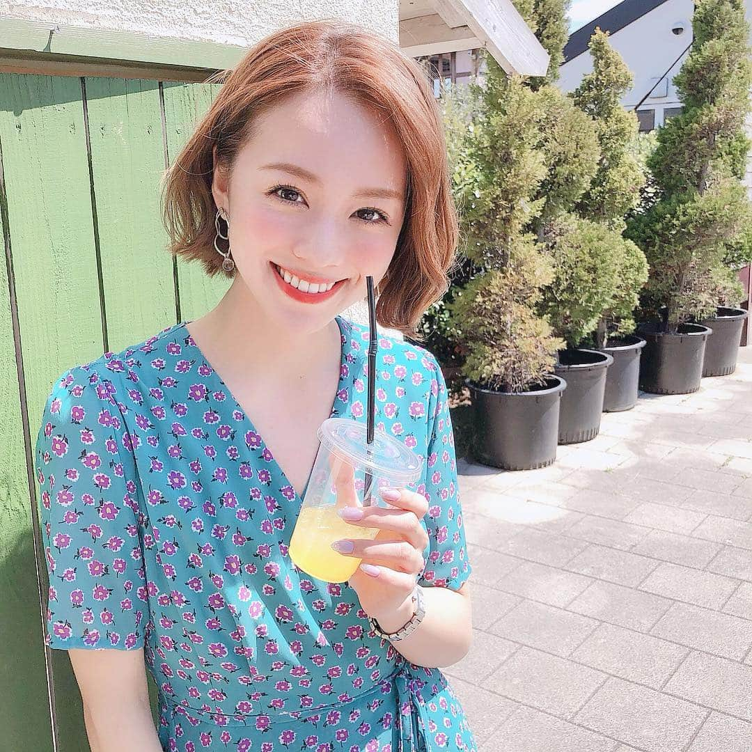 黒田真友香さんのインスタグラム写真 - (黒田真友香Instagram)「めっちゃ笑ってる(　ﾟдﾟ)🥤笑 2枚目はおしとやか笑顔バージョン。笑  なんかこの日の髪色オレンジに見えるなあ😐  今月もネイルは #フリーネイル さんで🥰  ラベンダーのベースに先だけシルバーのラメ✨💜 #freenail」4月8日 16時05分 - kurodamayukaxx