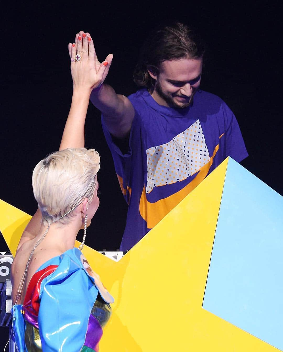 Just Jaredさんのインスタグラム写真 - (Just JaredInstagram)「@katyperry & @zedd rock the stage at the Capital One JamFest! #KatyPerry #Zedd Photos: Kevin Mazur & Michael Loccisano」4月8日 16時10分 - justjared