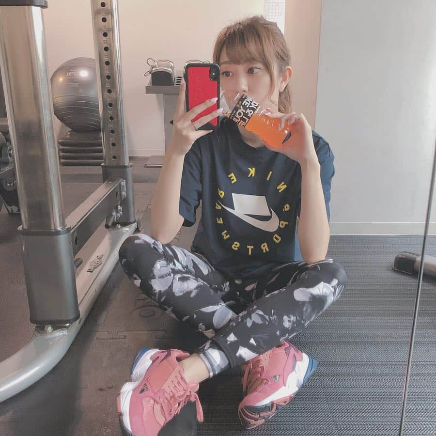 菊地亜美さんのインスタグラム写真 - (菊地亜美Instagram)「・ RIZAP🏋️‍♀️💛 お腹とお尻集中的にやってヘロヘロ🥴 筋肉痛は頑張ったのを実感できて大好きだから、たしか最初の3ヶ月くらい毎日筋肉痛でした🏋️‍♀️笑 どういうトレーニングしてますかってよく聞かれるので、また時間あるときにムービー載せますね📽 ・ ウェアはタグ付けしました🏷💕 ・ トレーニング中は、EAAショットを水に溶かして飲んでますよ🥤 #rizap #rizap女子」4月8日 16時17分 - amikikuchi0905