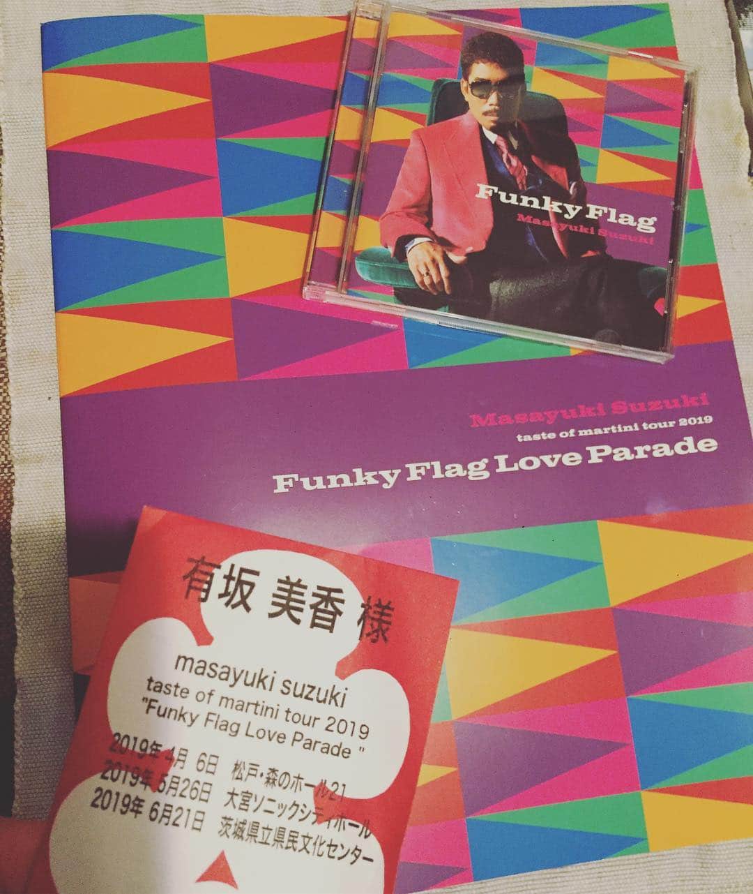 有坂美香さんのインスタグラム写真 - (有坂美香Instagram)「#鈴木雅之 さん ツアー初日満員御礼‼️ 大入袋 頂きました🎉🎊 初日らしいフレッシュな緊張感のもと、とっても楽しいステージとなりました💕 これからチームが一丸となって全国をFunky Flag Love Parade します❣️ 還暦を過ぎて益々Funky & sexyなマーチンさんのステージ、必見です！  そして 今回の衣装もステージセットも ツアーグッズも凄く可愛くてワクワクです。 なにより、パンフレットのマーチンさんがほんとにかっこいい〜🕶🌹👑 ネイルも💅マーチンさんのジャケットの色とお揃いのマジェンタピンク💜💖 アゲアゲのデコデコですw 全国のマーチンさんファンの皆さまにお会いできること楽しみにしてまーす♫♫♫ #鈴木雅之 #tasteofmartinitour2019 #バックコーラス #tourlie #大入袋 #満員御礼 #tourlife #backingvocal  #nails #pinknails #有坂美香」4月8日 16時18分 - mikaarisaka