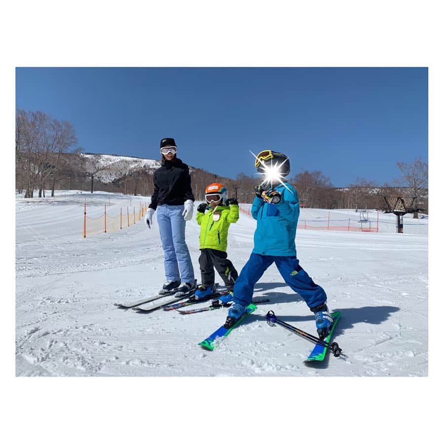 森田麻恵さんのインスタグラム写真 - (森田麻恵Instagram)「パパと子供達のスピードについていくのに必死で、体力の衰えを感じた平成最後のスキー！  でも、家族みんなで大満喫！！ 初めてお世話になったペンションはすごくアットホームで、オーナーのご夫婦の人柄に癒され、帰りは淋しくなっちゃうほど😢  春休みも最後ということで、締めは焼肉！  新学期、元気にがんばろー！  #スキー #春スキー #滑り納め  #スキー旅行 #奥志賀高原スキー場 #プライベートレッスン #杉山スキースクール #家族旅行 #ママ #男の子ママ  #春休み終了 #今日から新学期 #mama #momlife #family #springvacation #ski #snowbord #skitrip  #trip #sunnydays #goodtime」4月8日 16時20分 - morita_mae