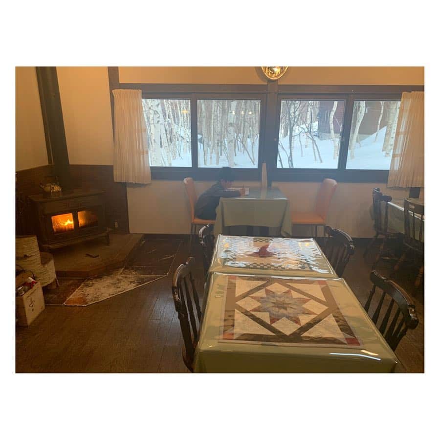 森田麻恵さんのインスタグラム写真 - (森田麻恵Instagram)「パパと子供達のスピードについていくのに必死で、体力の衰えを感じた平成最後のスキー！  でも、家族みんなで大満喫！！ 初めてお世話になったペンションはすごくアットホームで、オーナーのご夫婦の人柄に癒され、帰りは淋しくなっちゃうほど😢  春休みも最後ということで、締めは焼肉！  新学期、元気にがんばろー！  #スキー #春スキー #滑り納め  #スキー旅行 #奥志賀高原スキー場 #プライベートレッスン #杉山スキースクール #家族旅行 #ママ #男の子ママ  #春休み終了 #今日から新学期 #mama #momlife #family #springvacation #ski #snowbord #skitrip  #trip #sunnydays #goodtime」4月8日 16時20分 - morita_mae