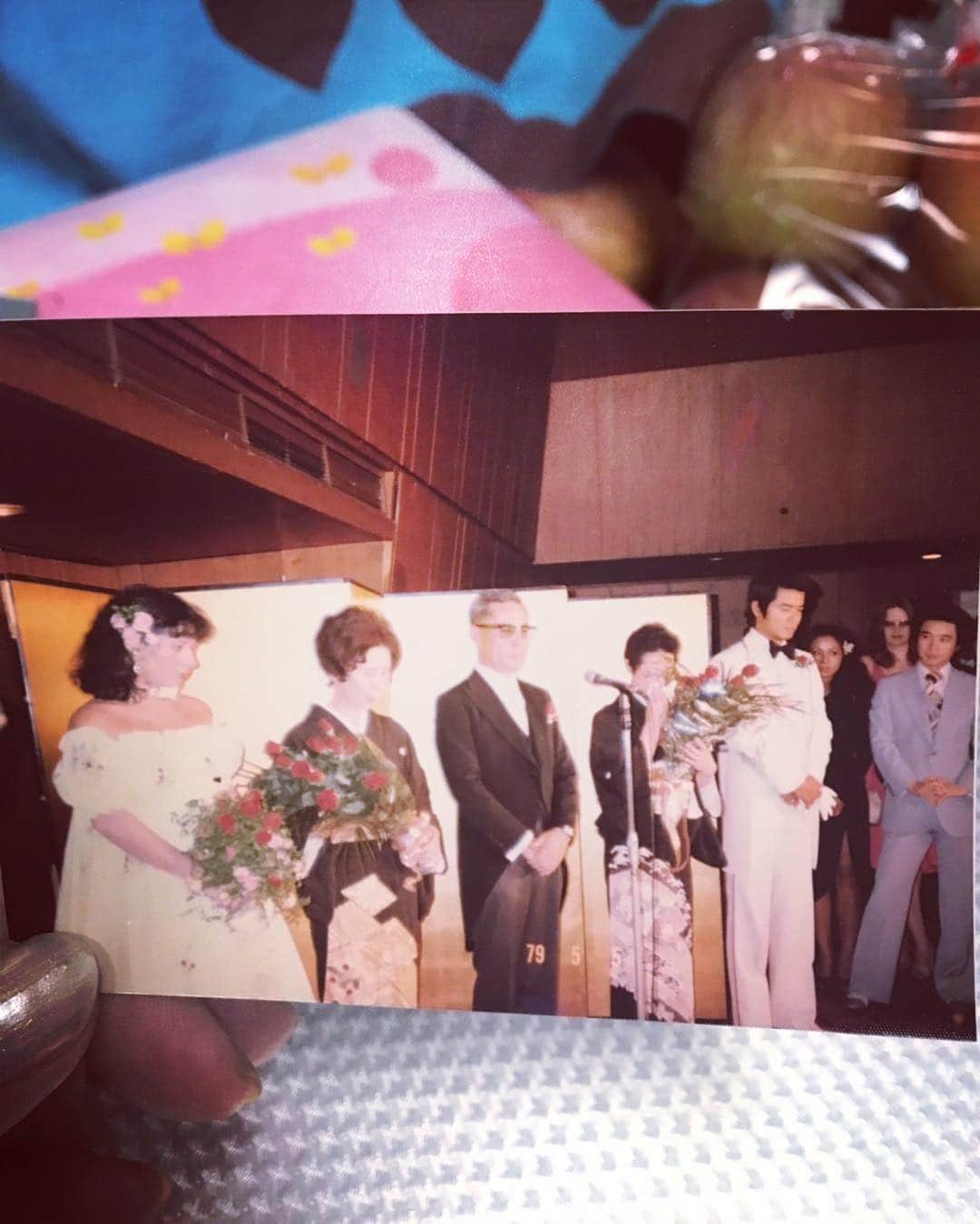キャシー中島さんのインスタグラム写真 - (キャシー中島Instagram)「*﻿ 時差ボケで朝早く(5時)起きたので、﻿ アルバムの整理をすることにしました。﻿ ﻿ 7月に勝野パパの古希記念舞台をします。﻿ そのロビーで飾る70年間の写真を選ばなきゃいけないので！﻿ ﻿ *﻿ ４０年前の結婚式の写真が出てきました。﻿ 石原裕次郎さん、三船敏郎さん、﻿ 女の60分のMCだったターキーさん、﻿宮城さん、 原田芳雄さん、﻿ 加藤剛さん、 松田優作さん。﻿ みなさんもういらっしゃらないのですよね…﻿ ﻿ ついこの前のような気がするけど、﻿ 月日が流れるのって本当に早いですね！﻿ ﻿ 今日は教室があるのだけど、﻿ ちょっとアルバムにハマっちゃいました！」4月8日 16時21分 - official_kathynakajima