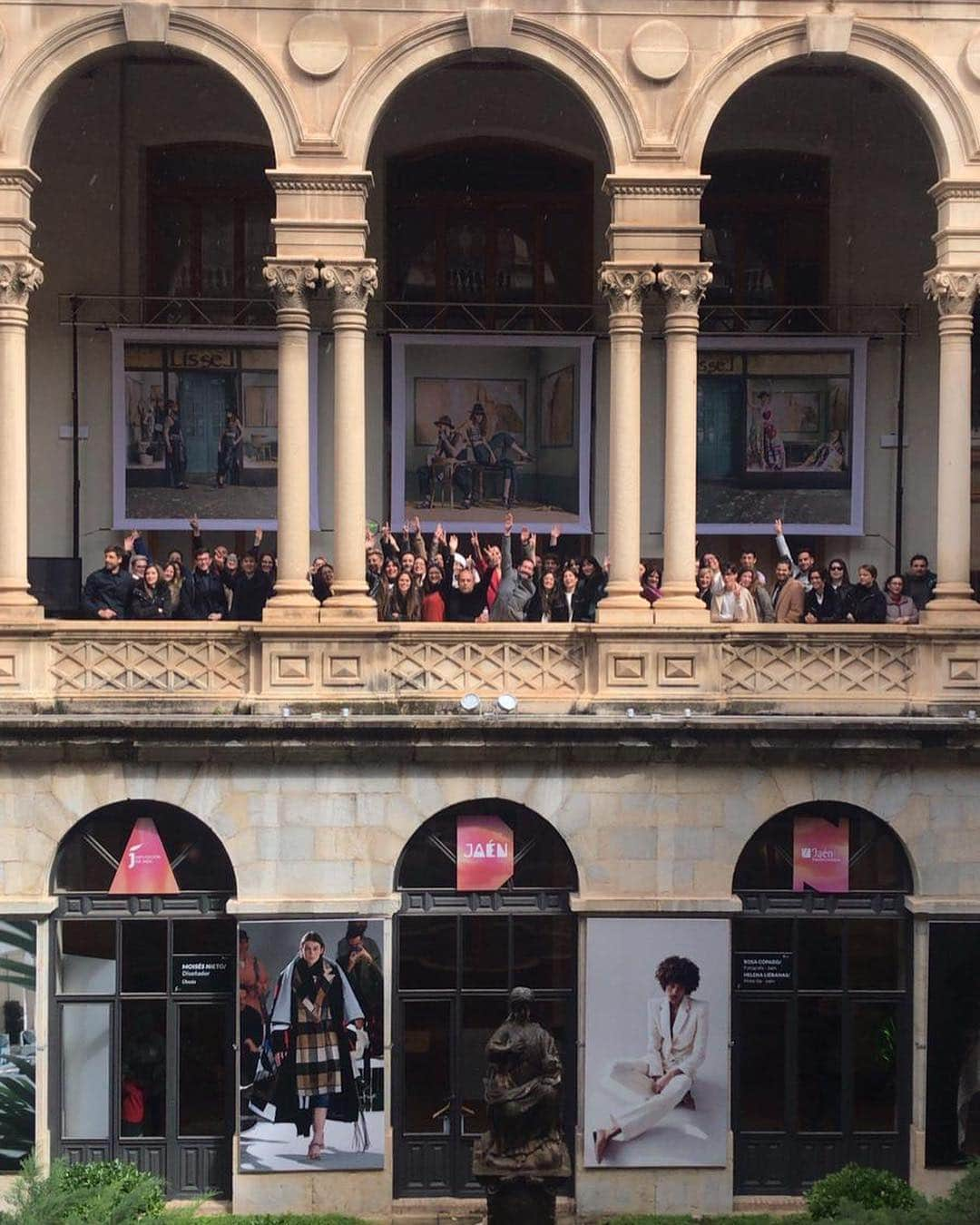 ガルシアマドリッドさんのインスタグラム写真 - (ガルシアマドリッドInstagram)「De vuelta para Madrid pero con una gran alegría por el finde tan maravilloso que he tenidos en Jaén dentro del evento @modadnjaen organizado por la @diputacionjaen Un evento donde compartir experiencias y vivencias en nuestro trabajo. También con un poco de tristeza de dejar atrás todos los recuerdos que me han venido de cuando comenzaba la universidad hace 30 años en esta ciudad. Ha sido un fin de semana de reencuentros, de recuerdos, de volver a mi acento... Pronto volveremos a vernos 😀❤️😀 . Las fotos son de @lunadmar y @vito_blu entre otros artistas 😘 . . . #educacion #universidad #artesania #moda #tailored #tailoring #fashion #actor #model #style #moda #jaen #paraisointerior」4月8日 16時22分 - garciamadrid