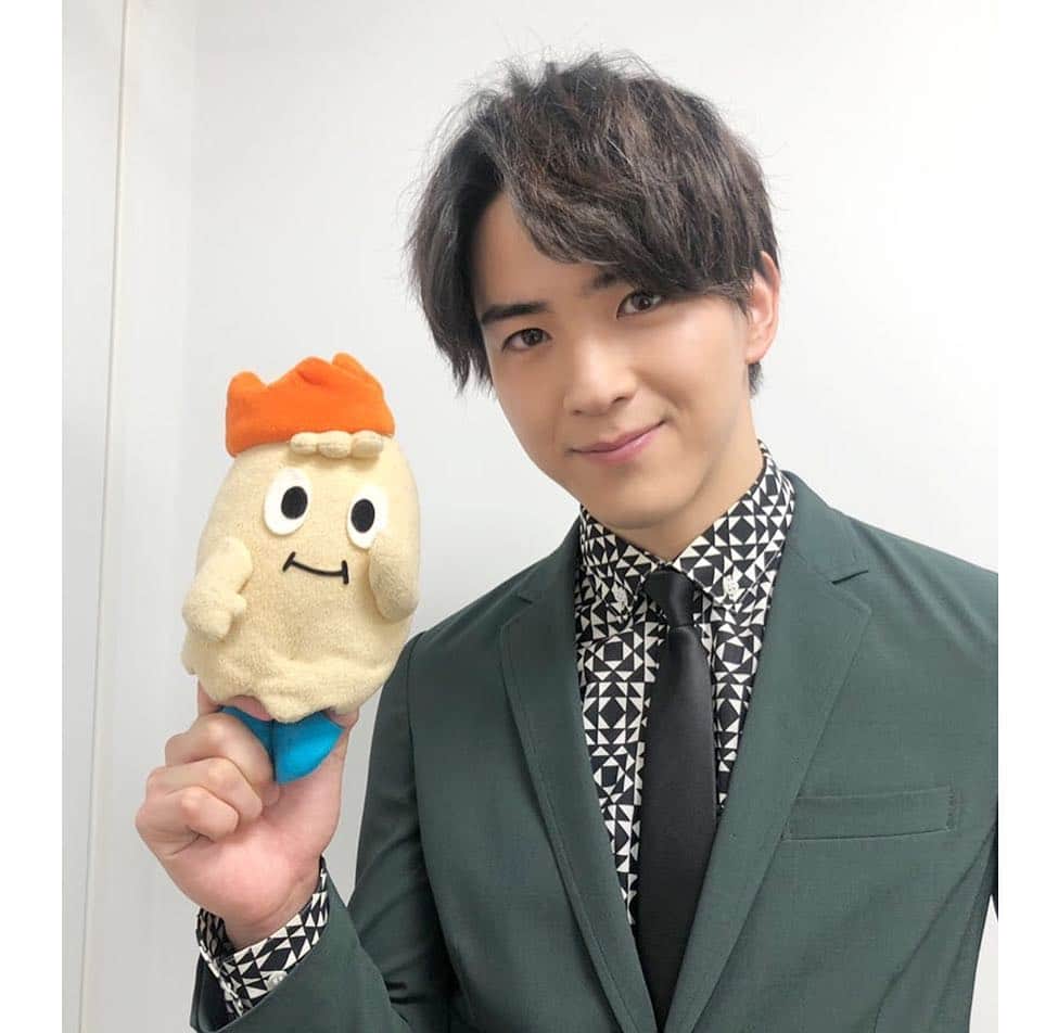 アミュモバ(アミューズモバイル)さんのインスタグラム写真 - (アミュモバ(アミューズモバイル)Instagram)「#甲斐翔真 が出演している『#君は月夜に光り輝く』はもう観てくれたモン？﻿ ﻿ ボクは大号泣だったモン...😭﻿ ﻿ まだの人は映画館に急ぐモン💨﻿ ﻿ #君月﻿ #写真は初日舞台挨拶﻿ #甲斐に凝視されるモルル﻿ #モルルってなんか憎めない顔﻿ #甲斐はいつもスーツがお似合い﻿」4月8日 16時33分 - amusemobile
