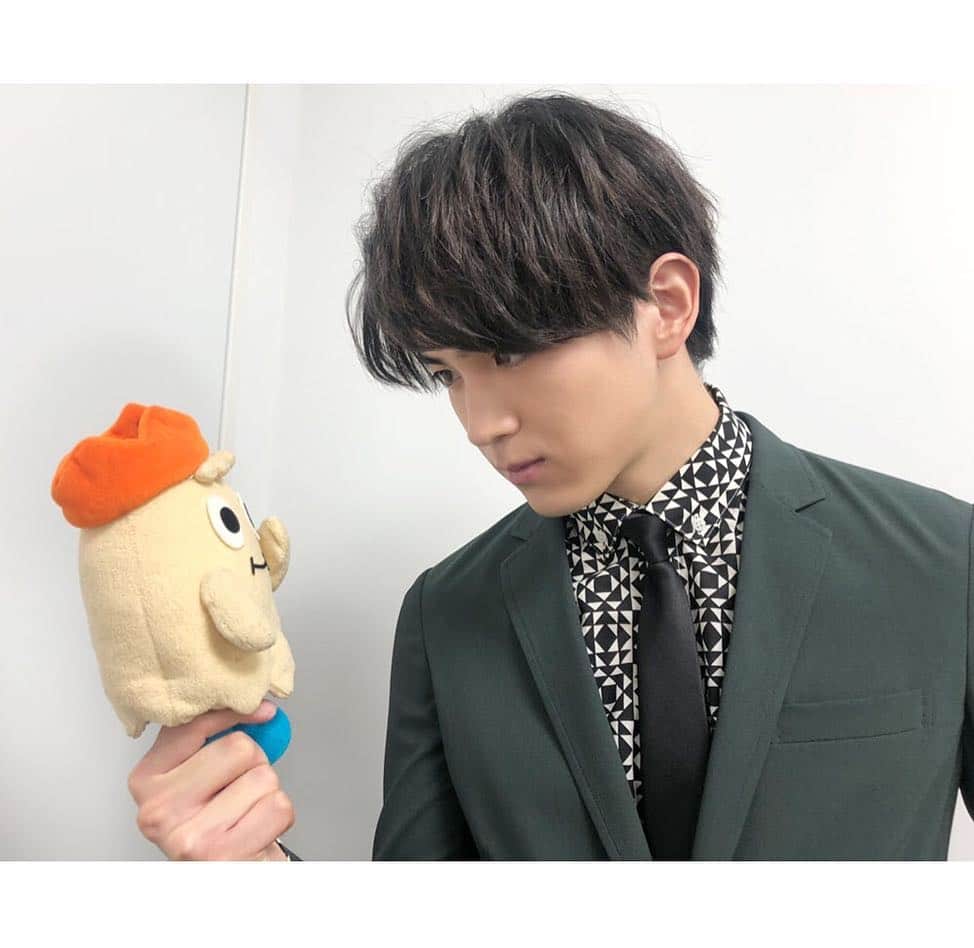 アミュモバ(アミューズモバイル)さんのインスタグラム写真 - (アミュモバ(アミューズモバイル)Instagram)「#甲斐翔真 が出演している『#君は月夜に光り輝く』はもう観てくれたモン？﻿ ﻿ ボクは大号泣だったモン...😭﻿ ﻿ まだの人は映画館に急ぐモン💨﻿ ﻿ #君月﻿ #写真は初日舞台挨拶﻿ #甲斐に凝視されるモルル﻿ #モルルってなんか憎めない顔﻿ #甲斐はいつもスーツがお似合い﻿」4月8日 16時33分 - amusemobile