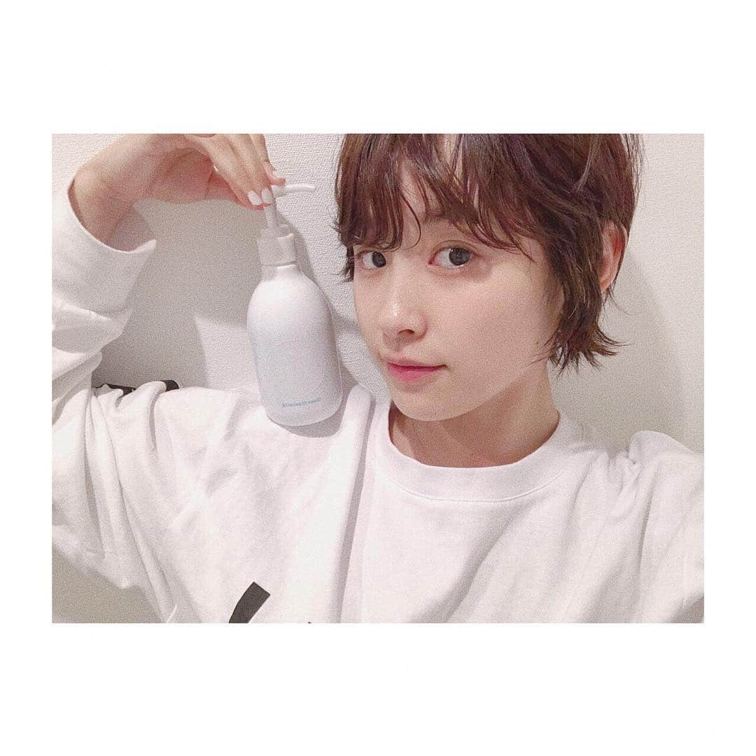 高橋愛さんのインスタグラム写真 - (高橋愛Instagram)「クレイのクレンジング♡ ゴシゴシ擦らなくてもいいし 洗い上がり、突っ張らないし とても良きでした😌🙏🏻 デザインも真っ白で可愛い💕  #CLAYGE  #クレンジングジェル  #クレイとお酢 #透明感 #スキンケア」4月8日 16時25分 - i_am_takahashi