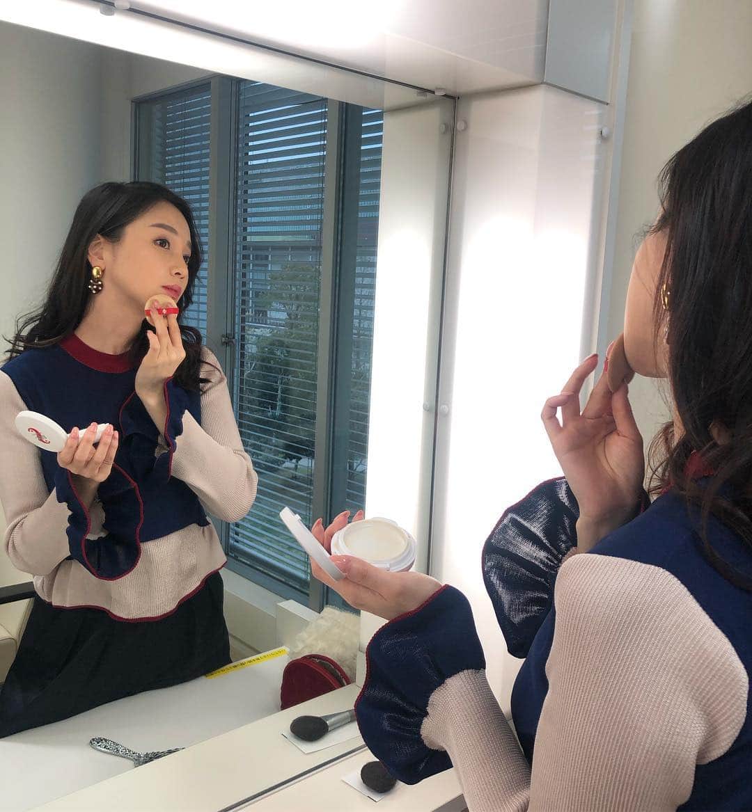 ICONIQさんのインスタグラム写真 - (ICONIQInstagram)「Shooting 🖤 My foundation does take to my skin very well #HAScushionfandation #makeup ♫」4月8日 16時26分 - iqaymiq