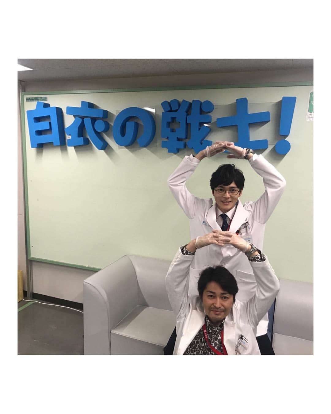 Ryosuke Miyake 三宅亮輔さんのインスタグラム写真 - (Ryosuke Miyake 三宅亮輔Instagram)「どうも🌸🌸🌸 この写真は放送まであと8日！用で撮ったのですが、アップしてなかったので今日は8日！ということで載せます。  絶賛撮影中。  放送まではあと2日！！！！！ #白衣の戦士 #安田顕 さん #公式のやつとは実は地味に別バージョン」4月8日 16時27分 - ryosukemiyake_