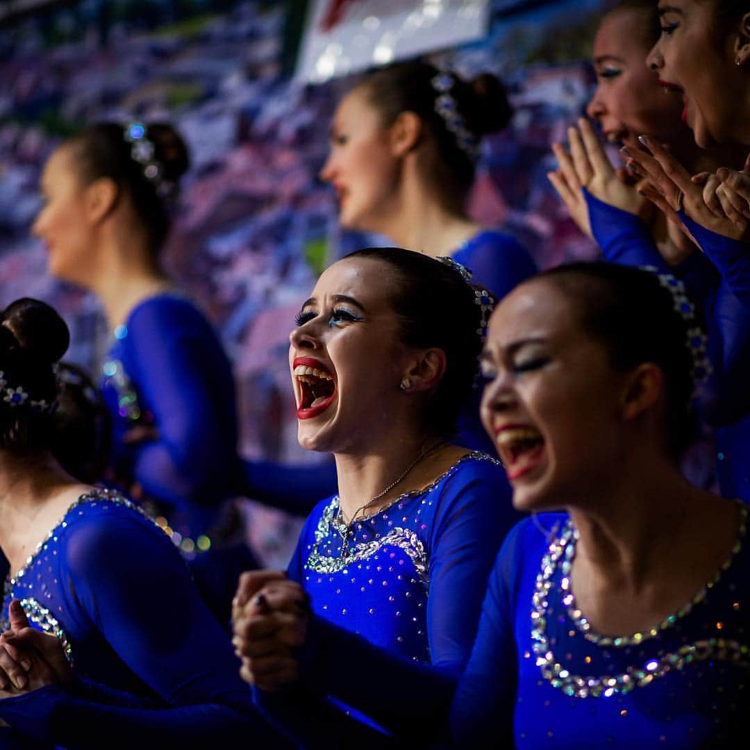 ISUグランプリシリーズさんのインスタグラム写真 - (ISUグランプリシリーズInstagram)「Commitment and team spirit. That is #SynchroSkating! This week we go to Helsinki 🇫🇮 for the big event of the year: #WorldSynchro Championships. ❓Which of these beautiful photos from the ISU World Junior Championships in Neuchâtel 🇨🇭is your favorite? 📸 by @jmfotoz」4月8日 16時27分 - isufigureskating_x