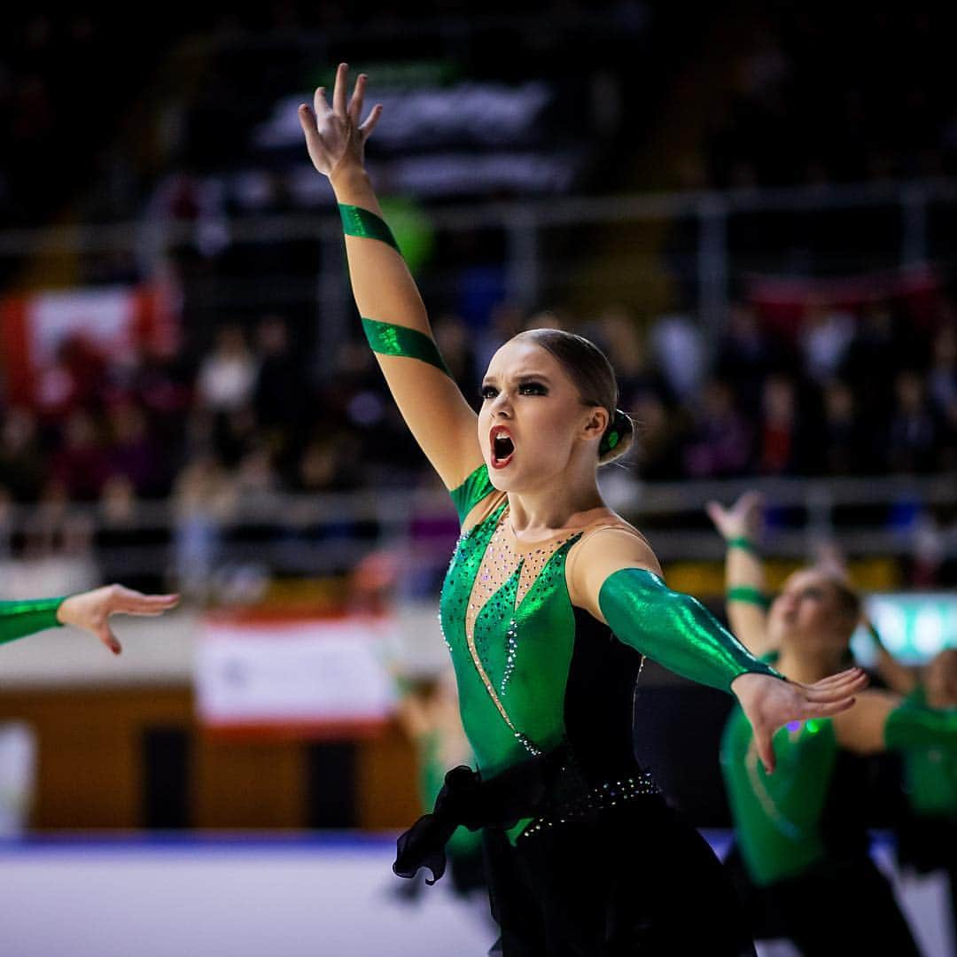 ISUグランプリシリーズさんのインスタグラム写真 - (ISUグランプリシリーズInstagram)「Commitment and team spirit. That is #SynchroSkating! This week we go to Helsinki 🇫🇮 for the big event of the year: #WorldSynchro Championships. ❓Which of these beautiful photos from the ISU World Junior Championships in Neuchâtel 🇨🇭is your favorite? 📸 by @jmfotoz」4月8日 16時27分 - isufigureskating_x