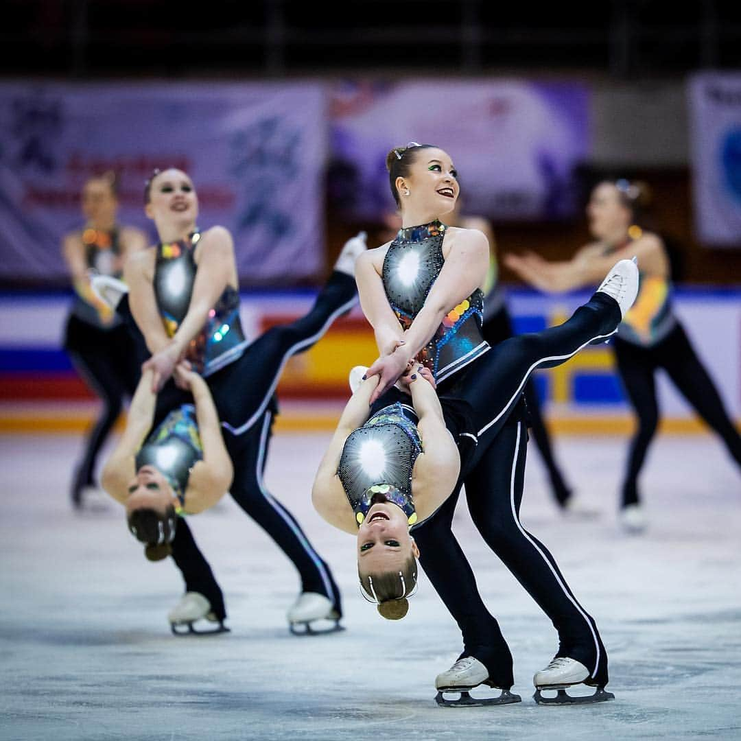 ISUグランプリシリーズさんのインスタグラム写真 - (ISUグランプリシリーズInstagram)「Commitment and team spirit. That is #SynchroSkating! This week we go to Helsinki 🇫🇮 for the big event of the year: #WorldSynchro Championships. ❓Which of these beautiful photos from the ISU World Junior Championships in Neuchâtel 🇨🇭is your favorite? 📸 by @jmfotoz」4月8日 16時27分 - isufigureskating_x