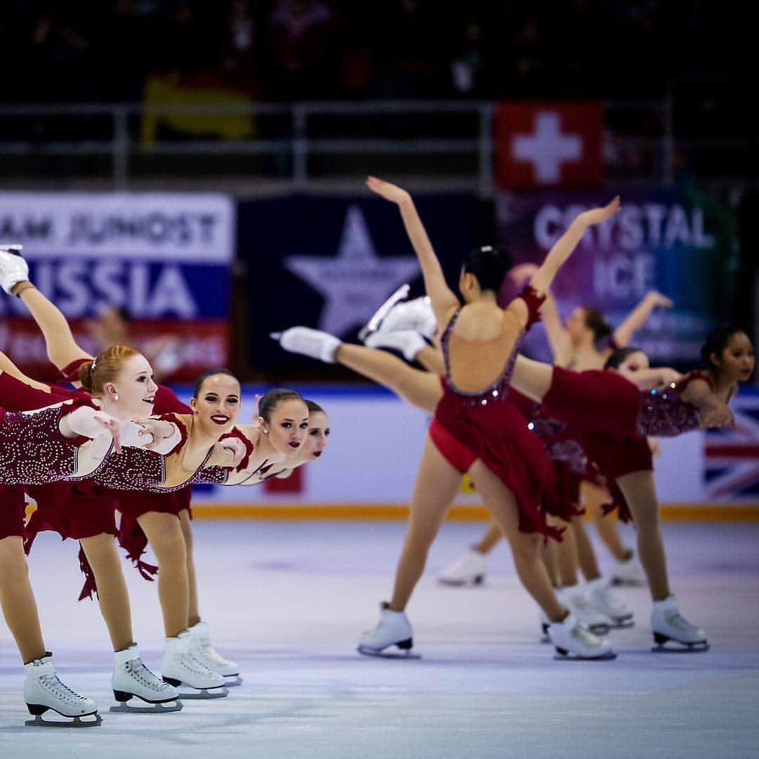 ISUグランプリシリーズさんのインスタグラム写真 - (ISUグランプリシリーズInstagram)「Commitment and team spirit. That is #SynchroSkating! This week we go to Helsinki 🇫🇮 for the big event of the year: #WorldSynchro Championships. ❓Which of these beautiful photos from the ISU World Junior Championships in Neuchâtel 🇨🇭is your favorite? 📸 by @jmfotoz」4月8日 16時27分 - isufigureskating_x