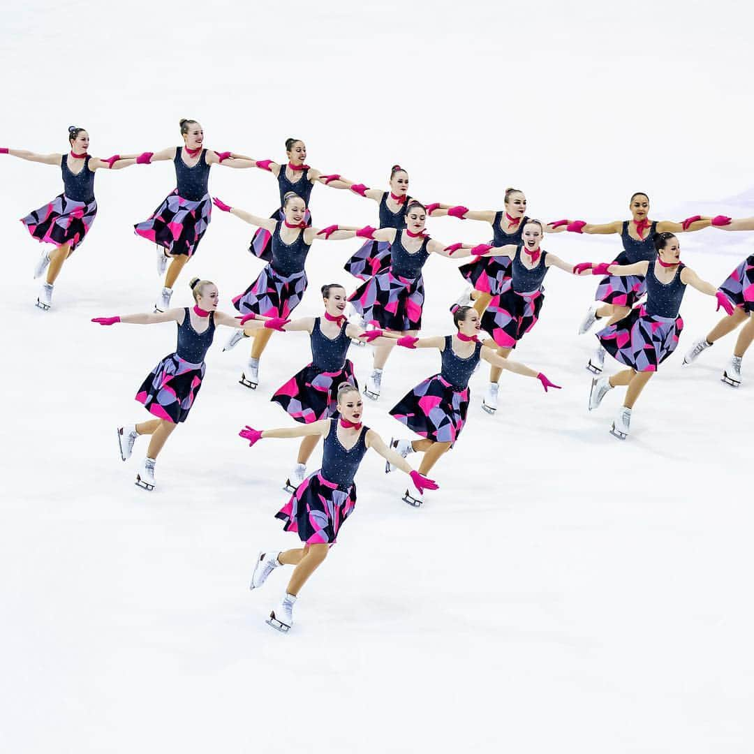 ISUグランプリシリーズさんのインスタグラム写真 - (ISUグランプリシリーズInstagram)「Commitment and team spirit. That is #SynchroSkating! This week we go to Helsinki 🇫🇮 for the big event of the year: #WorldSynchro Championships. ❓Which of these beautiful photos from the ISU World Junior Championships in Neuchâtel 🇨🇭is your favorite? 📸 by @jmfotoz」4月8日 16時27分 - isufigureskating_x