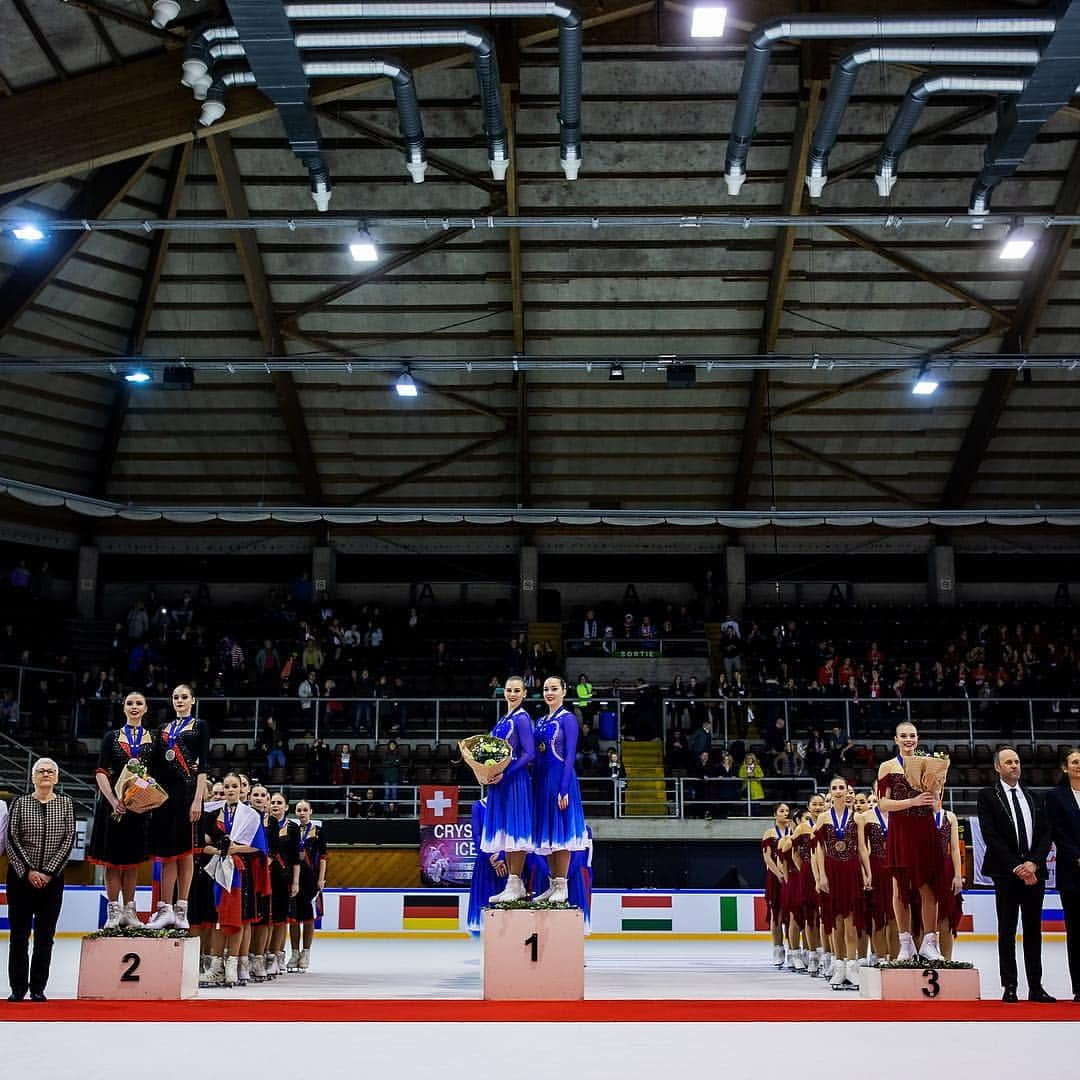 ISUグランプリシリーズさんのインスタグラム写真 - (ISUグランプリシリーズInstagram)「Commitment and team spirit. That is #SynchroSkating! This week we go to Helsinki 🇫🇮 for the big event of the year: #WorldSynchro Championships. ❓Which of these beautiful photos from the ISU World Junior Championships in Neuchâtel 🇨🇭is your favorite? 📸 by @jmfotoz」4月8日 16時27分 - isufigureskating_x