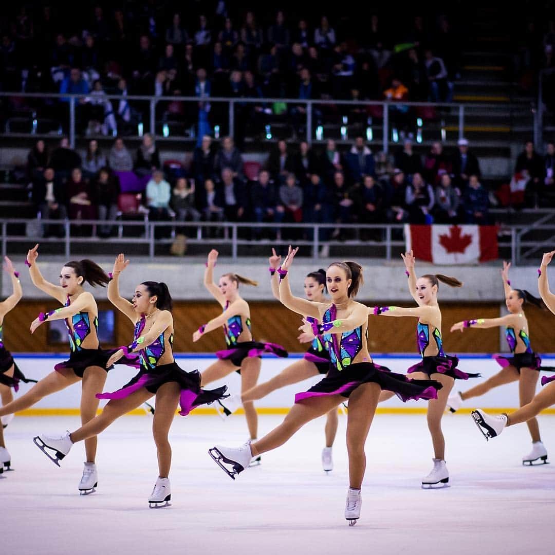 ISUグランプリシリーズさんのインスタグラム写真 - (ISUグランプリシリーズInstagram)「Commitment and team spirit. That is #SynchroSkating! This week we go to Helsinki 🇫🇮 for the big event of the year: #WorldSynchro Championships. ❓Which of these beautiful photos from the ISU World Junior Championships in Neuchâtel 🇨🇭is your favorite? 📸 by @jmfotoz」4月8日 16時27分 - isufigureskating_x