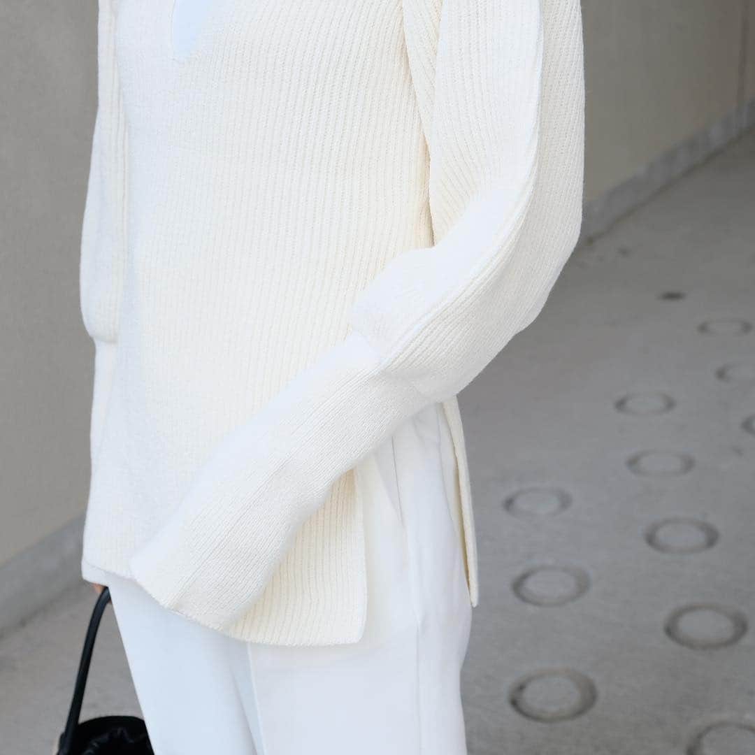 正中雅子さんのインスタグラム写真 - (正中雅子Instagram)「White🕊 * 人気のテーパードタックPTに夏の新色ホワイトが入荷します！！ * 色違いで持たれてる方も多い人気のパンツです☺︎ * シルエットの綺麗さと履き心地の良さが💯です！ * なので、発売カラーは WH.PNK.BLK の3カラー展開です！ * #masaco服  #MACHATT」4月8日 16時28分 - masacoshonaka