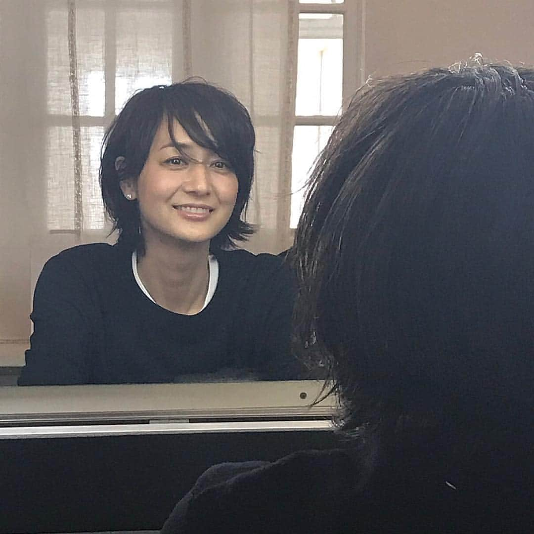 富岡佳子さんのインスタグラム写真 - (富岡佳子Instagram)「今日は素敵なウェットヘアにしてもらったので写真を撮っていたら途中からヘルプしてくださいました。はじめから撮って貰えば良かったです💦 スワイプしてみてね！ 3週間前はショートボブだったのにもう襟足が伸びている。。。」4月8日 16時40分 - yoshikotomioka