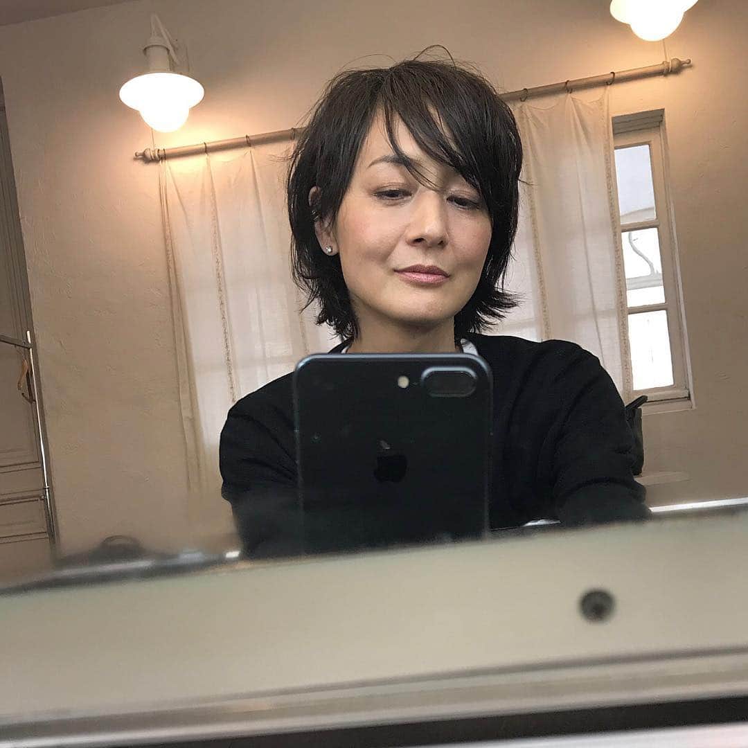 富岡佳子さんのインスタグラム写真 - (富岡佳子Instagram)「今日は素敵なウェットヘアにしてもらったので写真を撮っていたら途中からヘルプしてくださいました。はじめから撮って貰えば良かったです💦 スワイプしてみてね！ 3週間前はショートボブだったのにもう襟足が伸びている。。。」4月8日 16時40分 - yoshikotomioka