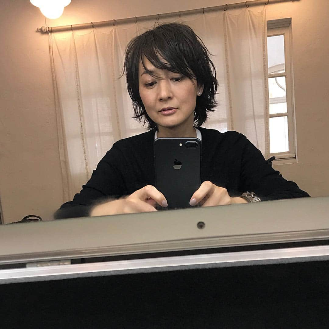 富岡佳子さんのインスタグラム写真 - (富岡佳子Instagram)「今日は素敵なウェットヘアにしてもらったので写真を撮っていたら途中からヘルプしてくださいました。はじめから撮って貰えば良かったです💦 スワイプしてみてね！ 3週間前はショートボブだったのにもう襟足が伸びている。。。」4月8日 16時40分 - yoshikotomioka