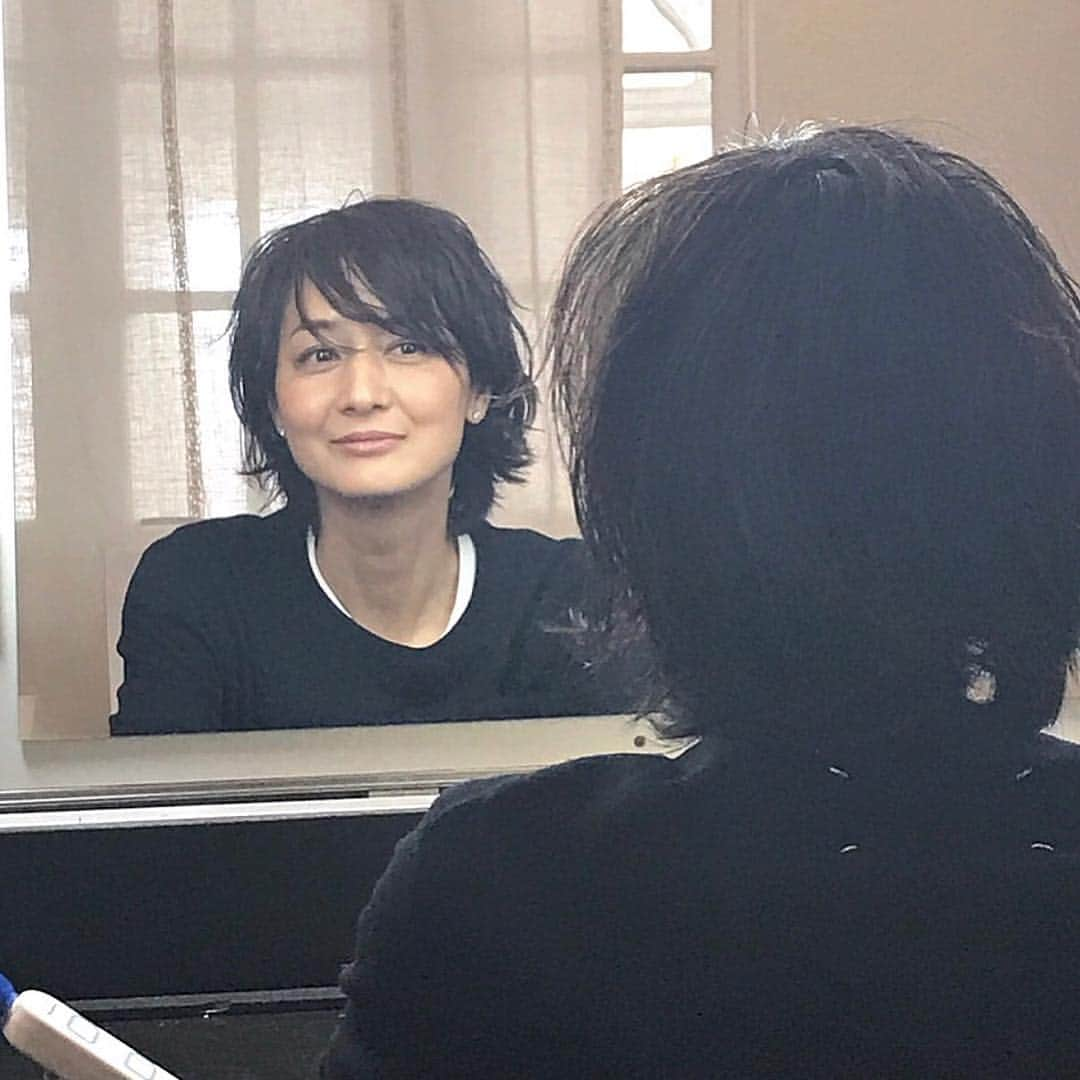 富岡佳子さんのインスタグラム写真 - (富岡佳子Instagram)「今日は素敵なウェットヘアにしてもらったので写真を撮っていたら途中からヘルプしてくださいました。はじめから撮って貰えば良かったです💦 スワイプしてみてね！ 3週間前はショートボブだったのにもう襟足が伸びている。。。」4月8日 16時40分 - yoshikotomioka