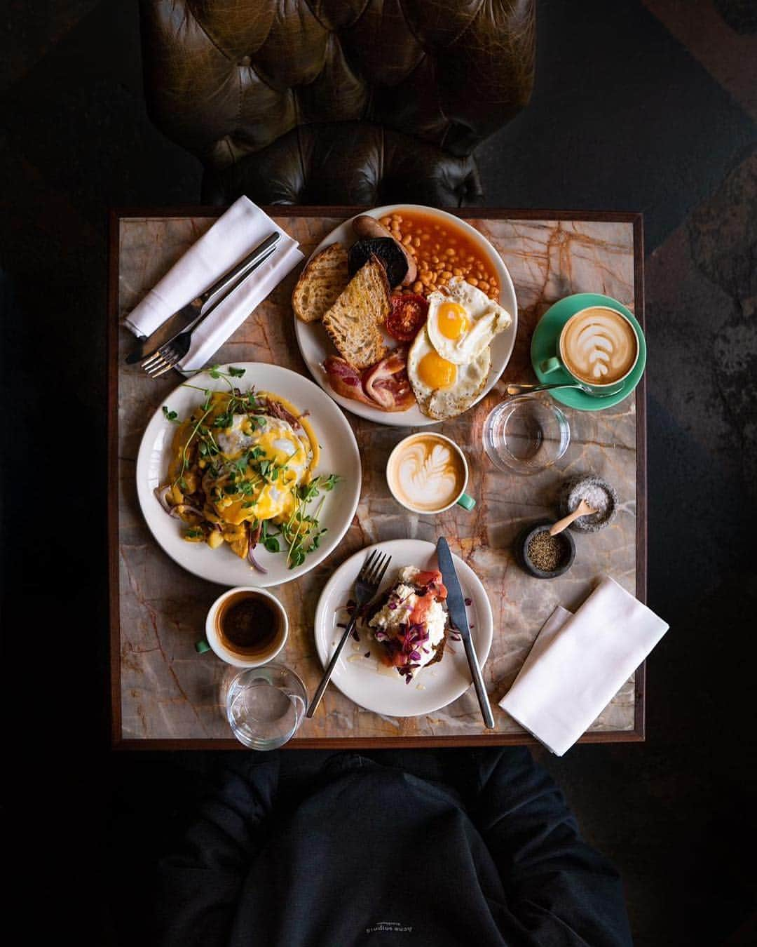 @LONDON | TAG #THISISLONDONさんのインスタグラム写真 - (@LONDON | TAG #THISISLONDONInstagram)「Morning London, @RobsonBarista here, following up yesterday’s IGTV with some @FlyingHorseCoffee in #Hackney ☕|| Flying Horse roast 🔥all of their #coffee in a little space located in @MareStreetMarket - you’ll find their coffees in the restaurant and deli but for a quick takeaway make sure you visit their grab & go window.  I got comfortable and accompanied their espresso blend with some delicious banana bread & this beautiful #breakfast spread. ❤️👌🏼 // #thisislondon #londonreviewed #londoncoffeeshops」4月8日 16時38分 - london