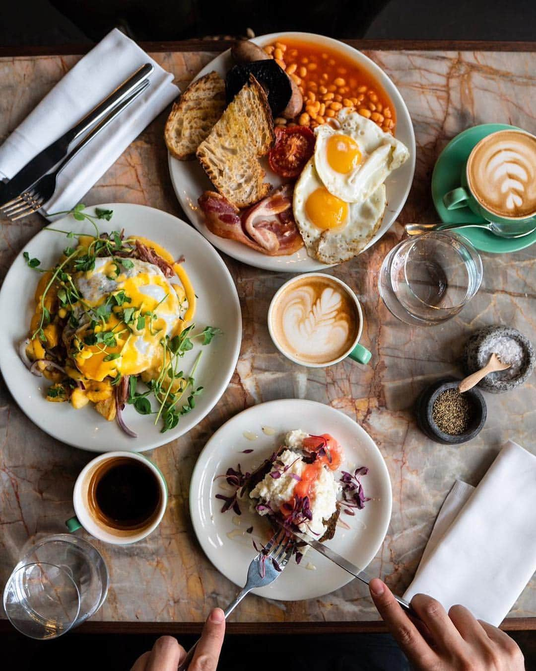 @LONDON | TAG #THISISLONDONさんのインスタグラム写真 - (@LONDON | TAG #THISISLONDONInstagram)「Morning London, @RobsonBarista here, following up yesterday’s IGTV with some @FlyingHorseCoffee in #Hackney ☕|| Flying Horse roast 🔥all of their #coffee in a little space located in @MareStreetMarket - you’ll find their coffees in the restaurant and deli but for a quick takeaway make sure you visit their grab & go window.  I got comfortable and accompanied their espresso blend with some delicious banana bread & this beautiful #breakfast spread. ❤️👌🏼 // #thisislondon #londonreviewed #londoncoffeeshops」4月8日 16時38分 - london