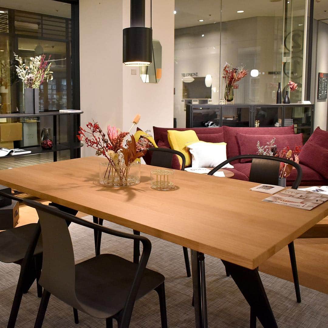LIVING MOTIFさんのインスタグラム写真 - (LIVING MOTIFInstagram)「. vitra Home Stories for Spring 2019﻿﻿ ヴィトラの春のホームストーリーは、都会の居住空間における｢ヴィトラのある暮らし｣。東京、パリ、ニューヨーク3都市をイメージしたコンパクトな空間を豊かに心地良く変えるコーディネートの提案です。 . リビング・モティーフでは、B1Fにてmariposaソファを中心にパリをイメージしたコーディネートを展開中。 . さらに、フラワーアーティスト前田有紀さんによる、お店をもたない移動花屋｢gui｣のアレンジメントするお花が空間に華やかさを添えます。﻿﻿ ーーーーーーーーーー Home Stories for Spring 2019﻿﻿ 期間：2019年8月31日(土)﻿﻿まで . 期間中、対象アイテム（いずれかのソファ、シテ、プレートダイニングテーブル、ゲリドン、ノグチコーヒーテーブル）をご購入されたお客様に、フラワーブランド”gui”による、3つの都市をイメージしたドライフラワーをプレゼント！ ※詳細は店舗スタッフまでお気軽にお問い合わせください。 ーーーーーーーーーー www.livingmotif.com #livingmotif #リビングモティーフ #store #roppongi #tokyo #interior #interiordecoration #furniture #vitra #vitrajapan #vitrahomestory #mariposasofa #emtable #bellevillechair #ヴィトラ #gui #前田有紀 #フラワーアレンジ」4月8日 16時51分 - livingmotif