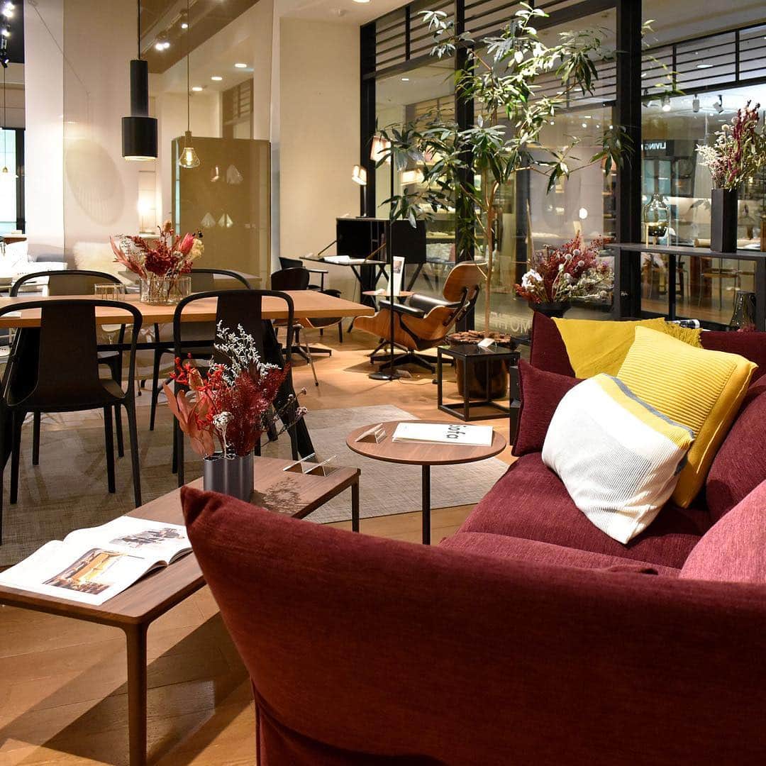 LIVING MOTIFさんのインスタグラム写真 - (LIVING MOTIFInstagram)「. vitra Home Stories for Spring 2019﻿﻿ ヴィトラの春のホームストーリーは、都会の居住空間における｢ヴィトラのある暮らし｣。東京、パリ、ニューヨーク3都市をイメージしたコンパクトな空間を豊かに心地良く変えるコーディネートの提案です。 . リビング・モティーフでは、B1Fにてmariposaソファを中心にパリをイメージしたコーディネートを展開中。 . さらに、フラワーアーティスト前田有紀さんによる、お店をもたない移動花屋｢gui｣のアレンジメントするお花が空間に華やかさを添えます。﻿﻿ ーーーーーーーーーー Home Stories for Spring 2019﻿﻿ 期間：2019年8月31日(土)﻿﻿まで . 期間中、対象アイテム（いずれかのソファ、シテ、プレートダイニングテーブル、ゲリドン、ノグチコーヒーテーブル）をご購入されたお客様に、フラワーブランド”gui”による、3つの都市をイメージしたドライフラワーをプレゼント！ ※詳細は店舗スタッフまでお気軽にお問い合わせください。 ーーーーーーーーーー www.livingmotif.com #livingmotif #リビングモティーフ #store #roppongi #tokyo #interior #interiordecoration #furniture #vitra #vitrajapan #vitrahomestory #mariposasofa #emtable #bellevillechair #ヴィトラ #gui #前田有紀 #フラワーアレンジ」4月8日 16時51分 - livingmotif