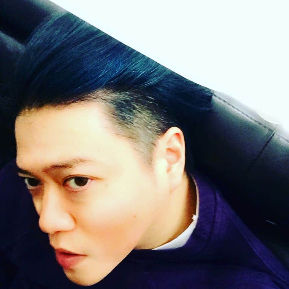 渋谷慶一郎のインスタグラム：「ひさびさにガッツリ髪切りました。ヨーロッパ滞在中は伸び放題だったからすっきり。アントワープの撮影前にヘアメイクアーティストの@ingegrognard にサイドをうんと短くするといい黒人みたいに！と言われたのを思い出してそうしてみた。全く黒人みたいにはならなかったけど。I cut my hair short after a long time. I remembered that @ingegrognard was told that your hair should be short enough before shooting in Antwerp,thank you.」