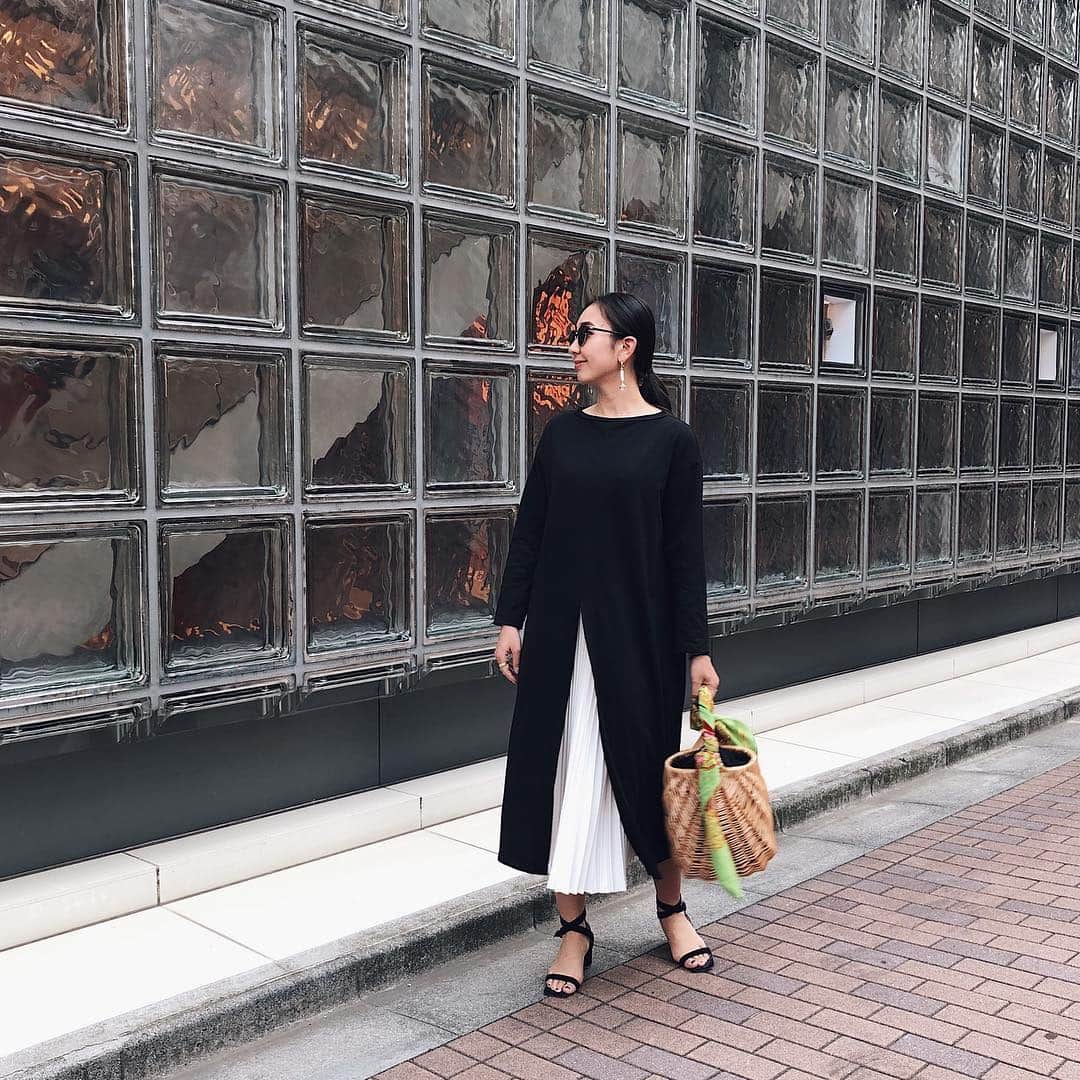 のインスタグラム：「母と銀座をぶらりと🌸 . . . . . #tops / @titivatejp  #skirt / @cen.___jp  #shoes / @pippichic_official  #bag / @tsurubymarikooikawa  #sunglasses / @rayban . . . . . #coordinate#outfit#titivate#tsurubymarikooikawa#cen#pippichic#プリーツスカート#かごバッグ#今日のコーデ#今日のコーディネート#プチプラコーデ#ティティベイト#titivatestyle#前後2wayセンタースリットロングトップス」