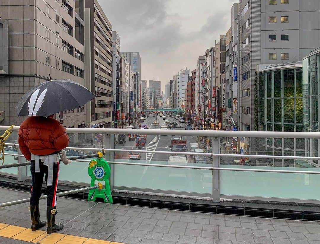 エミ・マイヤーのインスタグラム：「Rainy metropolis ☔️ 今日は雨だねー」