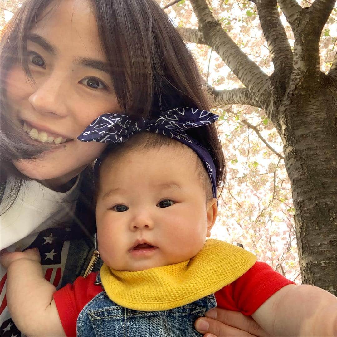 福田恭巳のインスタグラム：「My daughter saw cherry blossoms  for the first time🌸  #slacklife #赤ちゃんのいる生活 #生後7ヶ月 #9月生まれ #女の子ママ #女の子ベビー #桜 #お花見 #cherryblossom」
