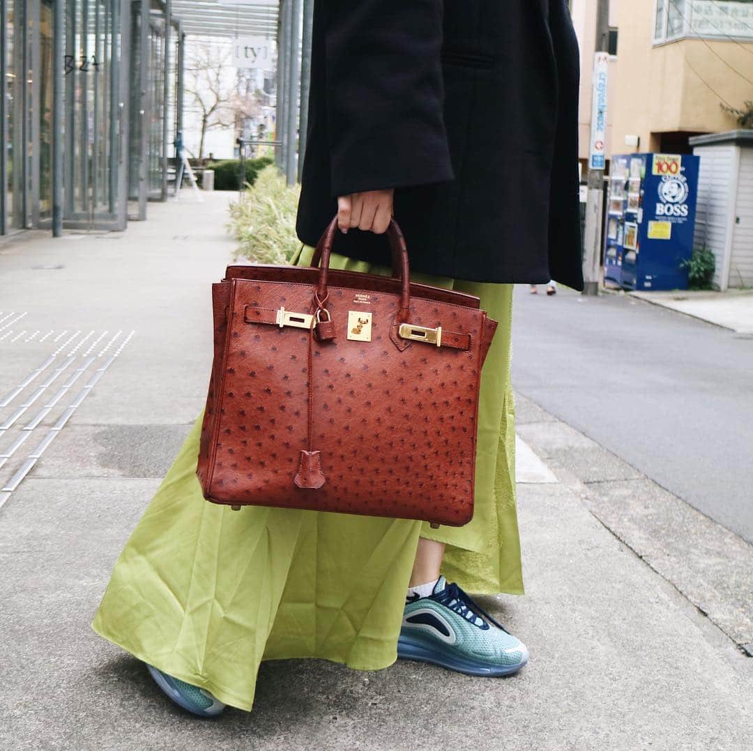 のインスタグラム：「SOLD OUT— HERMES Vintage Ostrich HAC 32 from 1994  #オータクロア #hermeshac #hautacourroies  Free Shipping Worldwide✈️ DM for more information ≫ ≫ ≫✉️ info@amorevintagetokyo.com  #ヴィンテージ #エルメス  #ヴィンテージエルメス #ヴィンテージブランドブティック #アモーレ #アモーレトーキョー #表参道 #青山 #東京 #hermes #vintage #vintageHermes #hermesvintage#amoretokyo #amorevintage #vintageshop」